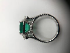 Magnifique bague en platine avec émeraude et diamants