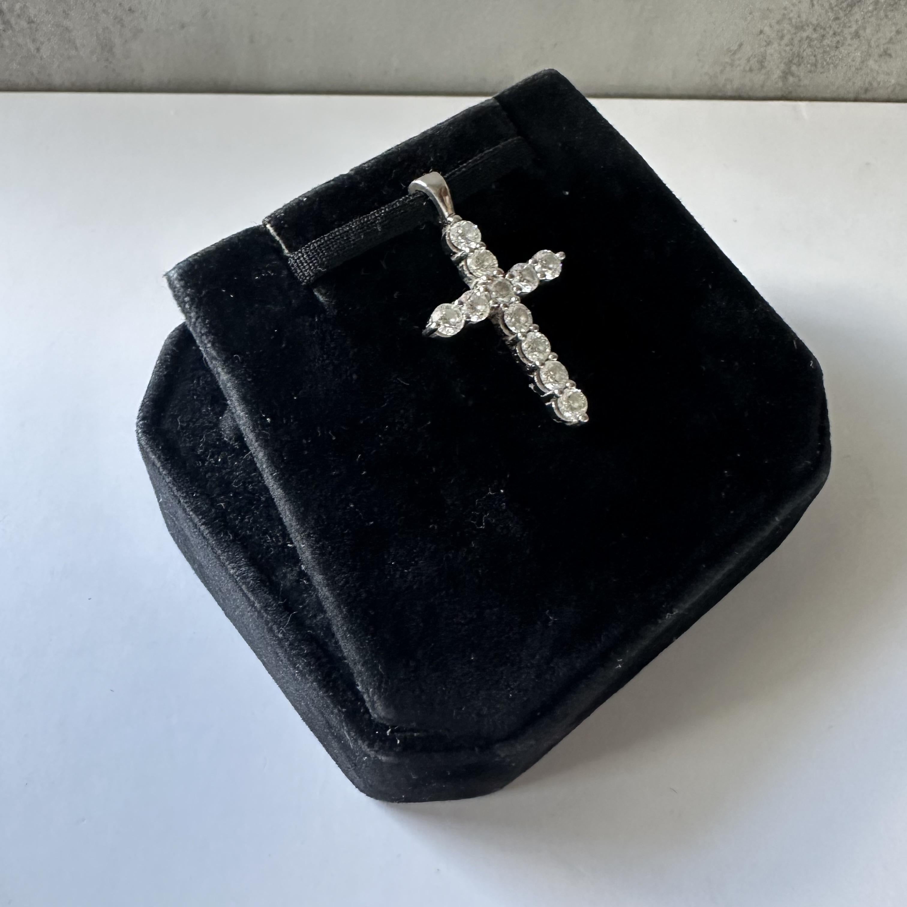 Erweitern Sie Ihre Sammlung mit diesem exquisiten 14k White Gold Diamond Cross Anhänger. Mit 0,7 Karat runden, weißen Diamanten bietet dieser Anhänger ein funkelndes und elegantes Design. Der Anhänger ist aus hochwertigem 14-karätigem Weißgold