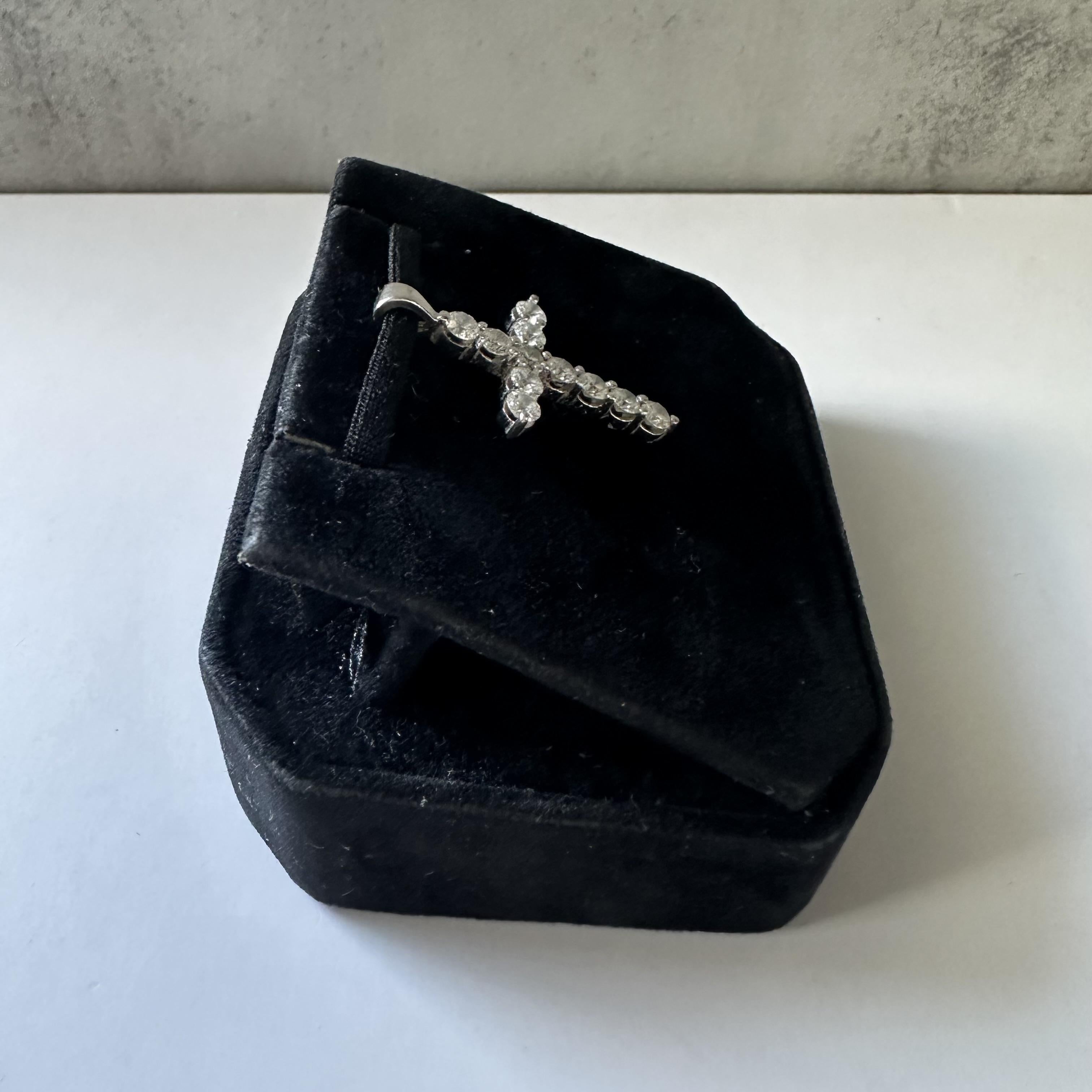 Wunderschönes Nachlass-Diamantkreuz aus 14kt Weißgold, vorgeliebt (Rundschliff)