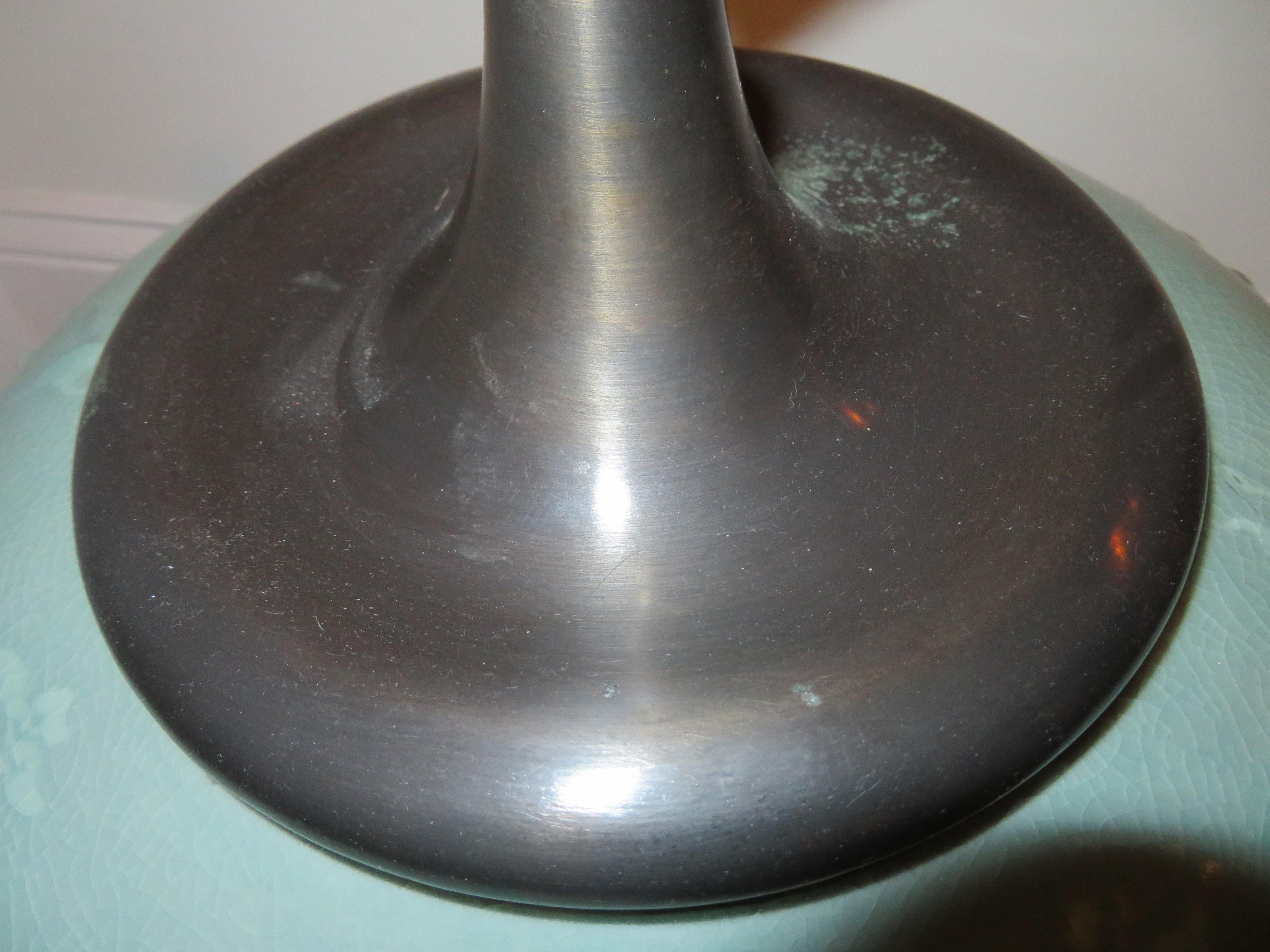 Vernissé Superbe très grande lampe en céramique céladon percée de style asiatique du milieu du siècle dernier. en vente