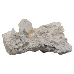 Superbe cristal de fade allongé sur matrice de roche nacrée