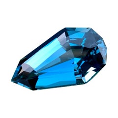 Superbe topaze bleue londonienne taille fantaisie à facettes de 11,21 carats, de qualité pure