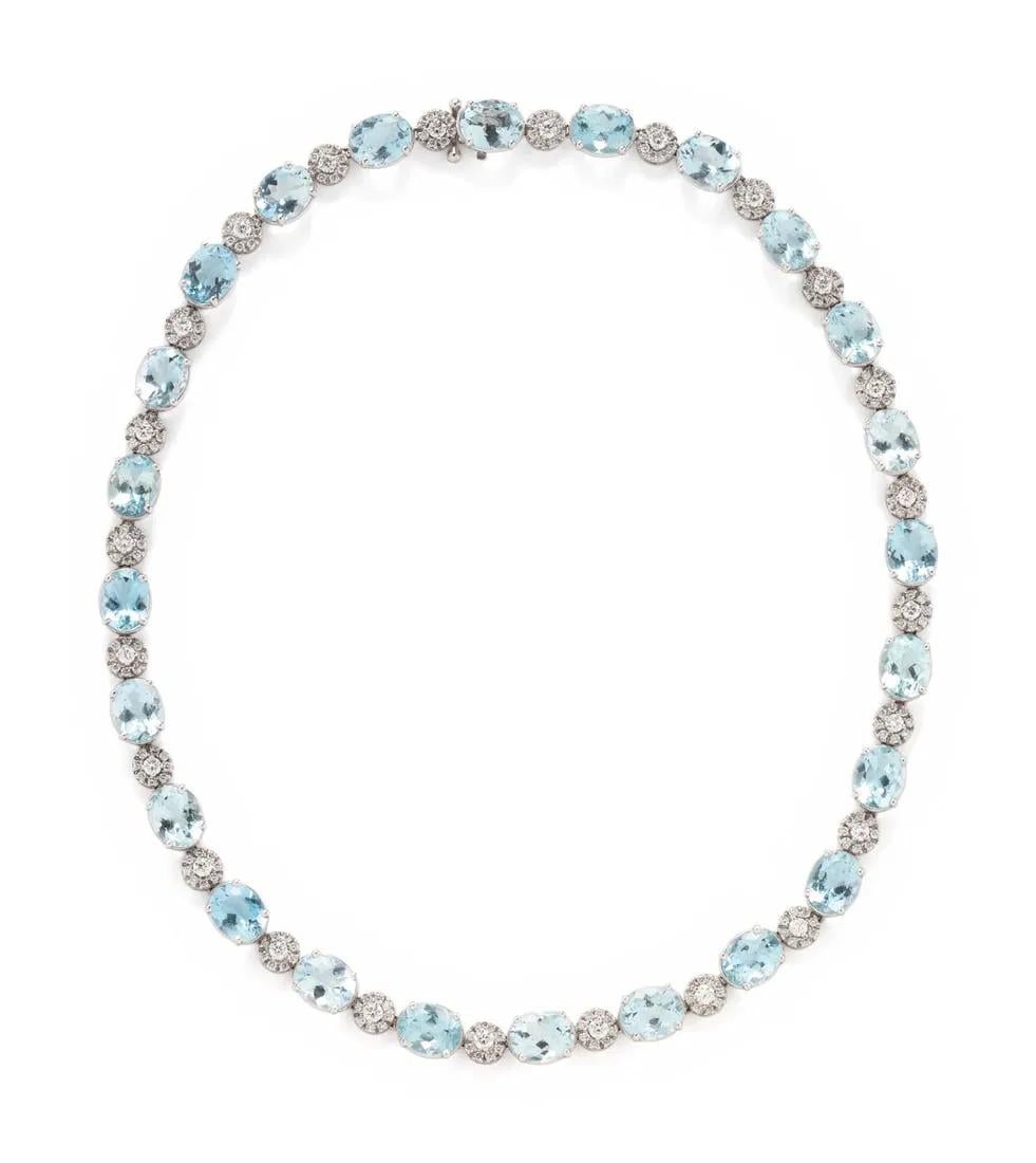 Una rara collana di diamanti e acquamarine in oro bianco. La collana è composta da splendidi diamanti e acquamarine finemente incastonati!!! Le acquemarine e i diamanti sono di qualità squisita e pregiata!!! A.I.C. quasi 30CTS!!! Questa splendida