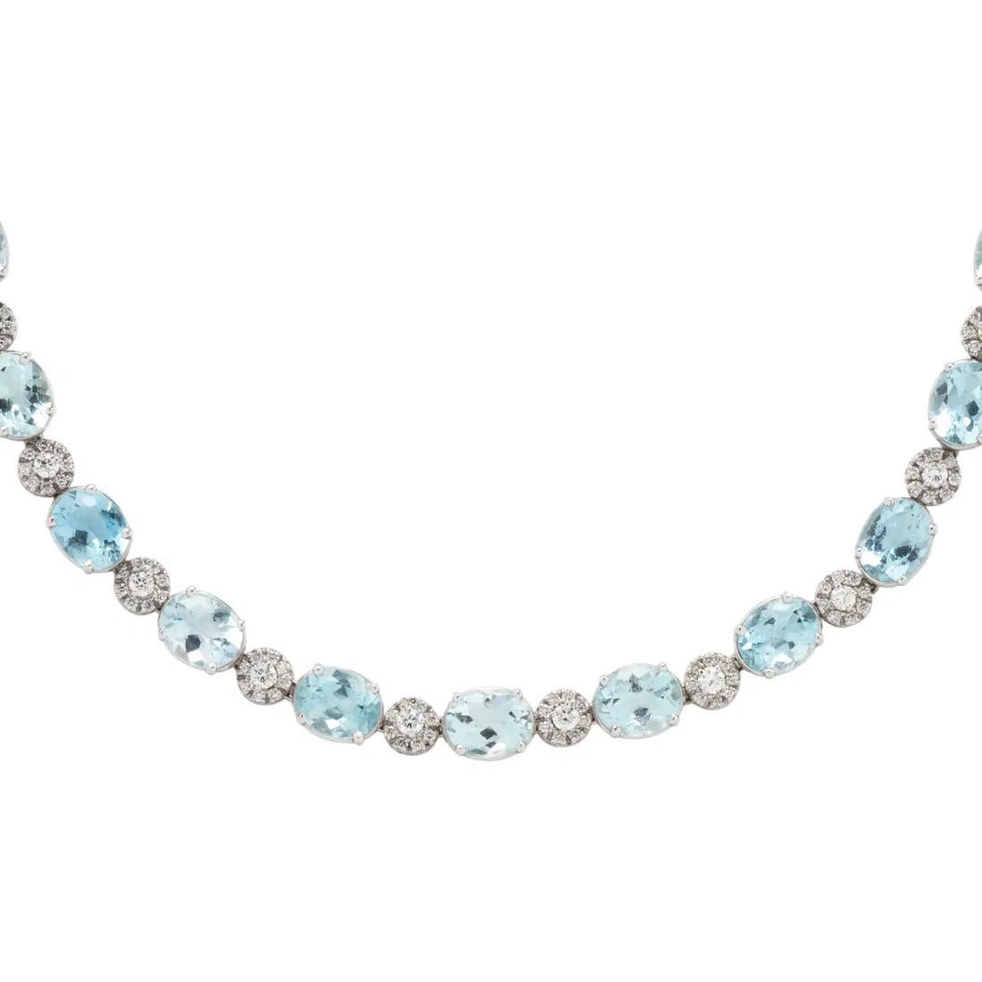 Taglio misto Splendida collana in oro bianco Fancy 30CT con diamanti e acquamarina grande in vendita