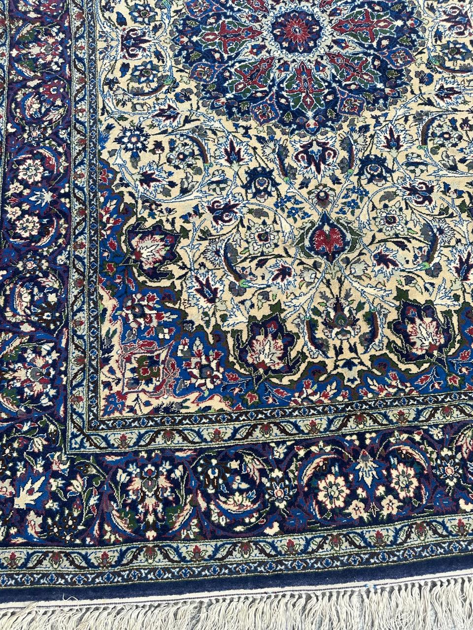 Très beau et décoratif tapis d'Ispahan avec un beau motif floral avec un beau médaillon central et de belles couleurs avec un bleu marine, un bleu vif, vert, rouge, marron et jaune clair dans le champ, entièrement et extrêmement finement noué à la