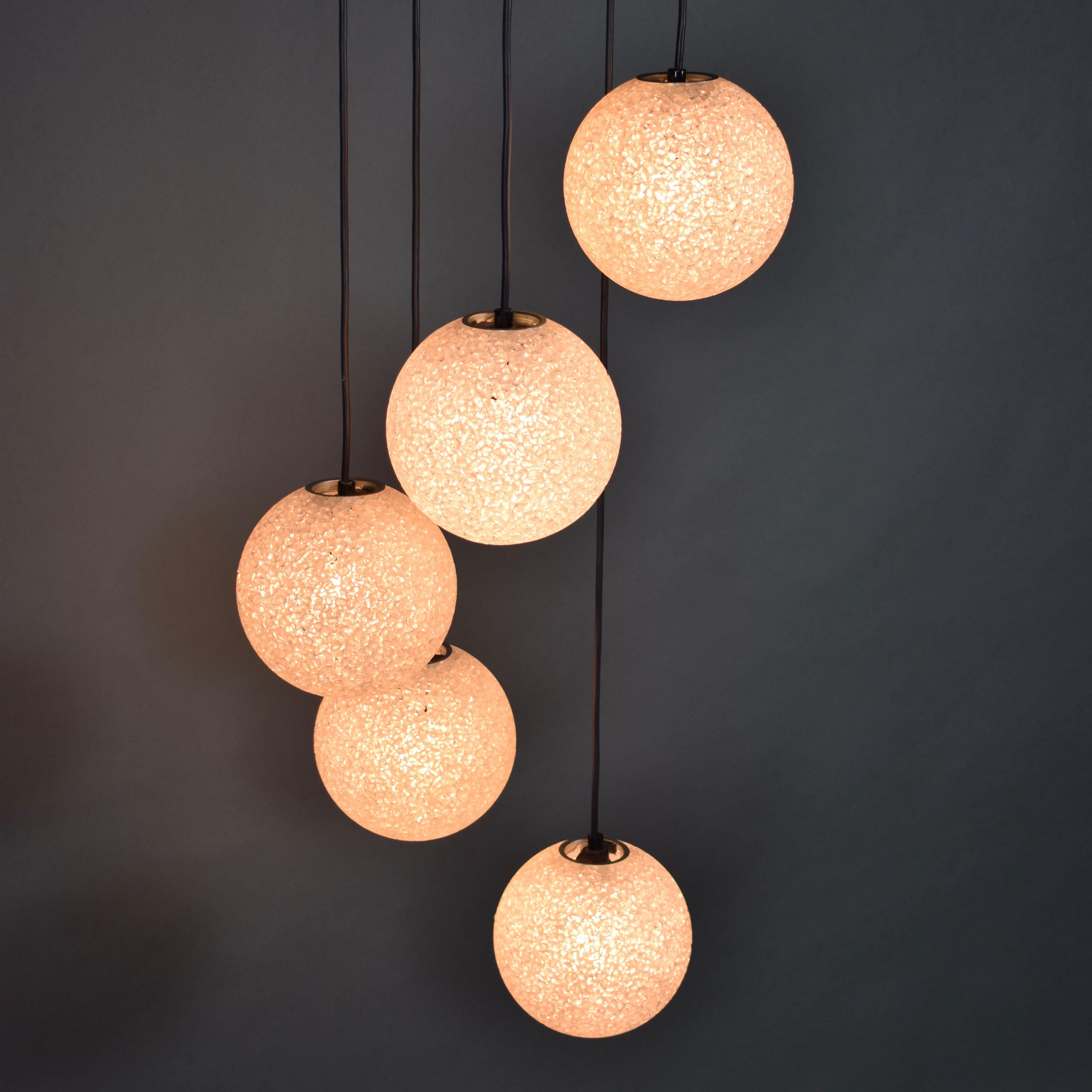 Fine XX secolo Gorgeous Five-Globe Chandelier, 1970s in vendita