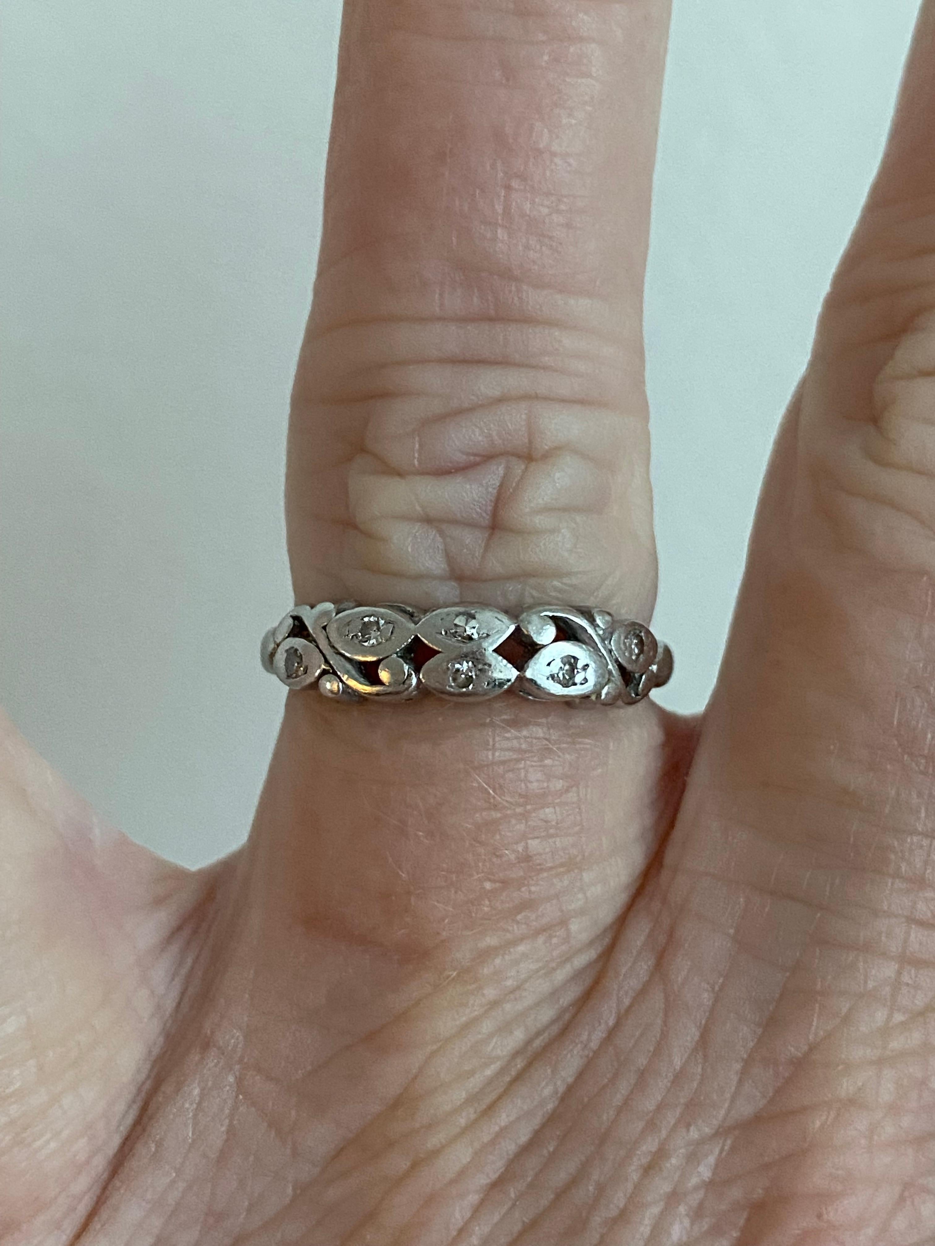 Gorgeous Floral Vintage Platinum Diamond Wedding Band, 0.18ct In Good Condition In San Francisco, CA