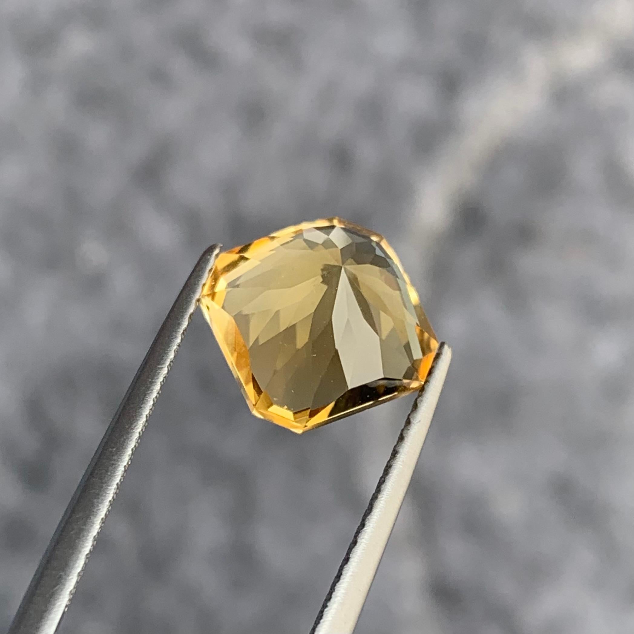 Women's or Men's Gorgeous Flower Cut Faceted Yellow Citrine 3.80 Carat From Brazil For Sale