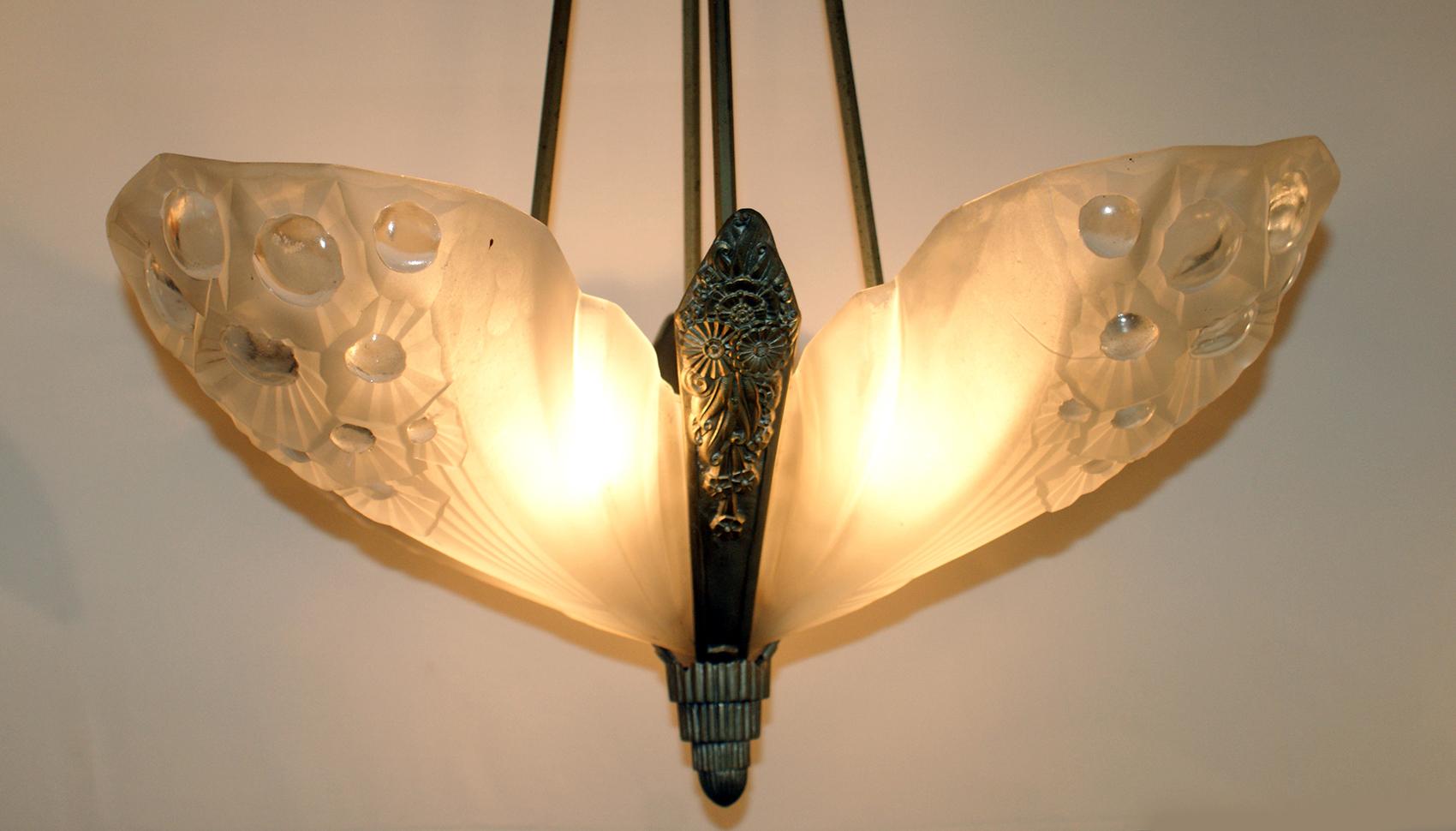 French Art Deco pendant chandelier consist of four original beautiful panels entitled “Oeil de perdrix” partridge eye, marked by Muller in Frosted glass with geometric flower design mounted on a nickel bronze support frame with decorative motif