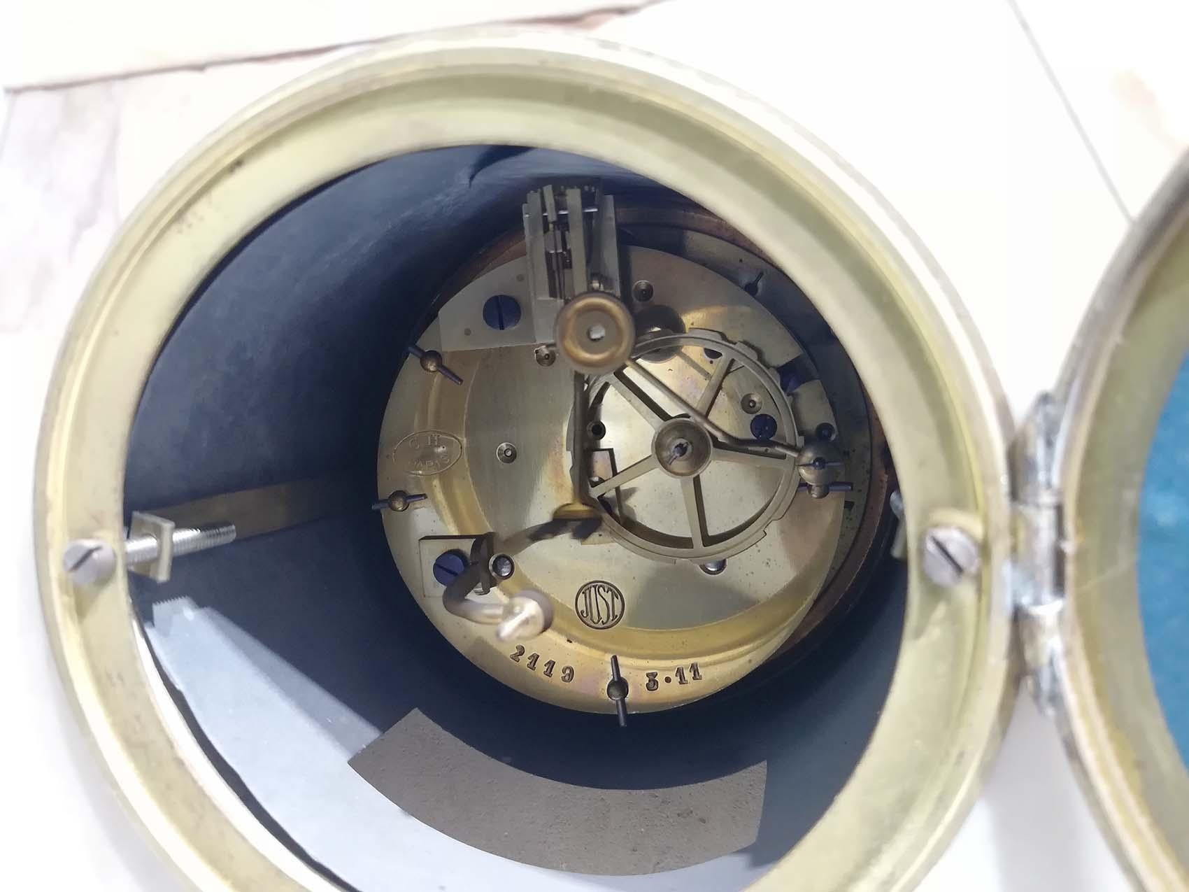 20ième siècle Magnifique ensemble d'horloges Art déco françaises et deux tazzas signées C.H PARIS et JUST en vente
