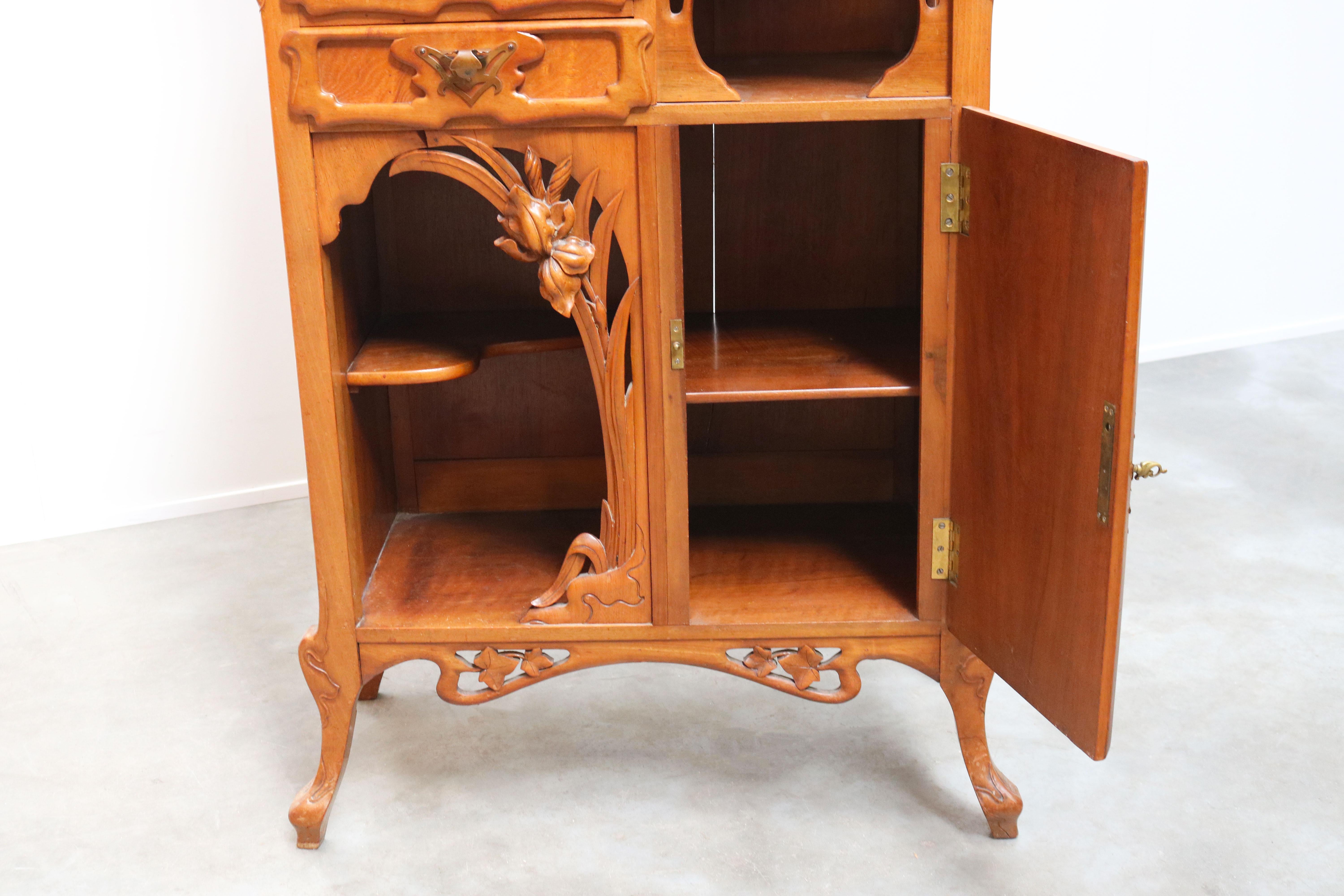 Gorgeous French Art Nouveau Cabinet / Display Cabinet with Marquetry, 1890 6