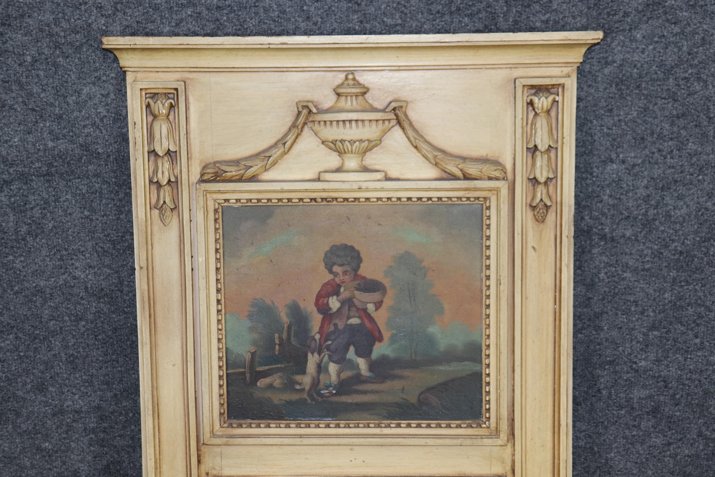Si tratta di un bellissimo specchio trumeau dipinto con un quadro a olio raffigurante un ragazzo con il suo cane. Il dipinto e la cornice sono in buone condizioni e presentano lievi segni di età e usura. Lo specchio è in buone condizioni di