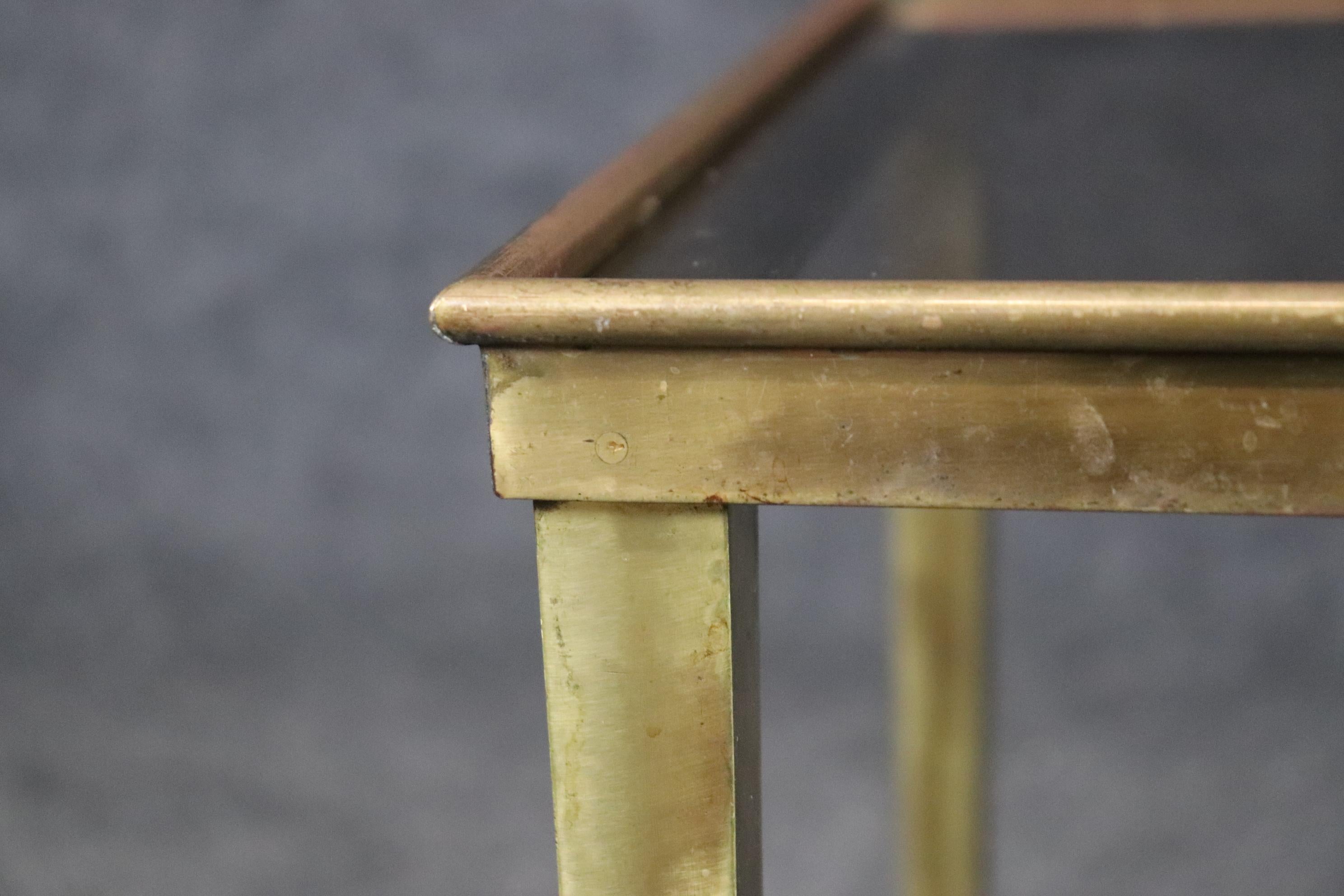 Français Magnifique table d'appoint ou table basse Directoire française en bronze doré  en vente