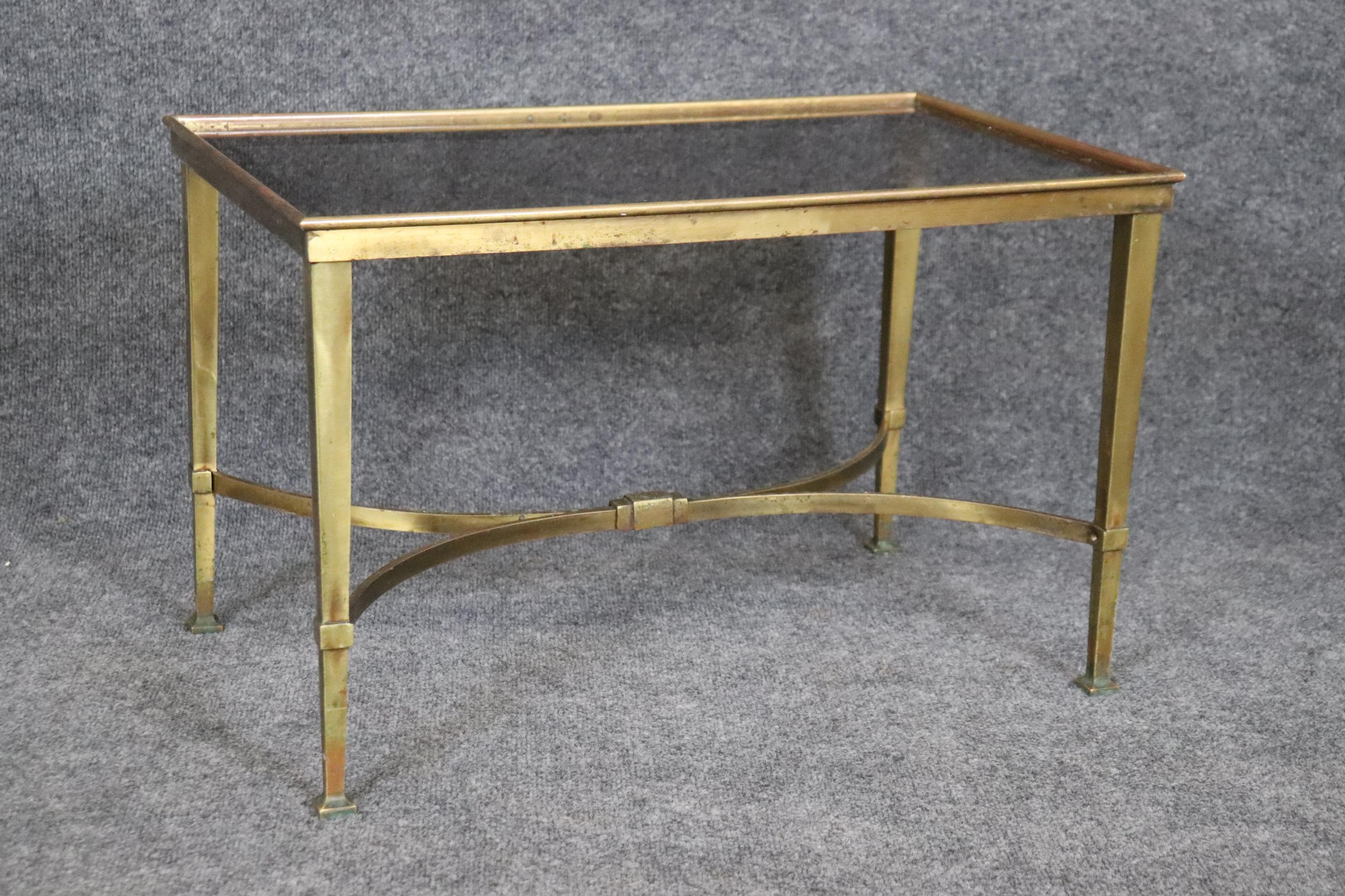Magnifique table d'appoint ou table basse Directoire française en bronze doré  Bon état - En vente à Swedesboro, NJ