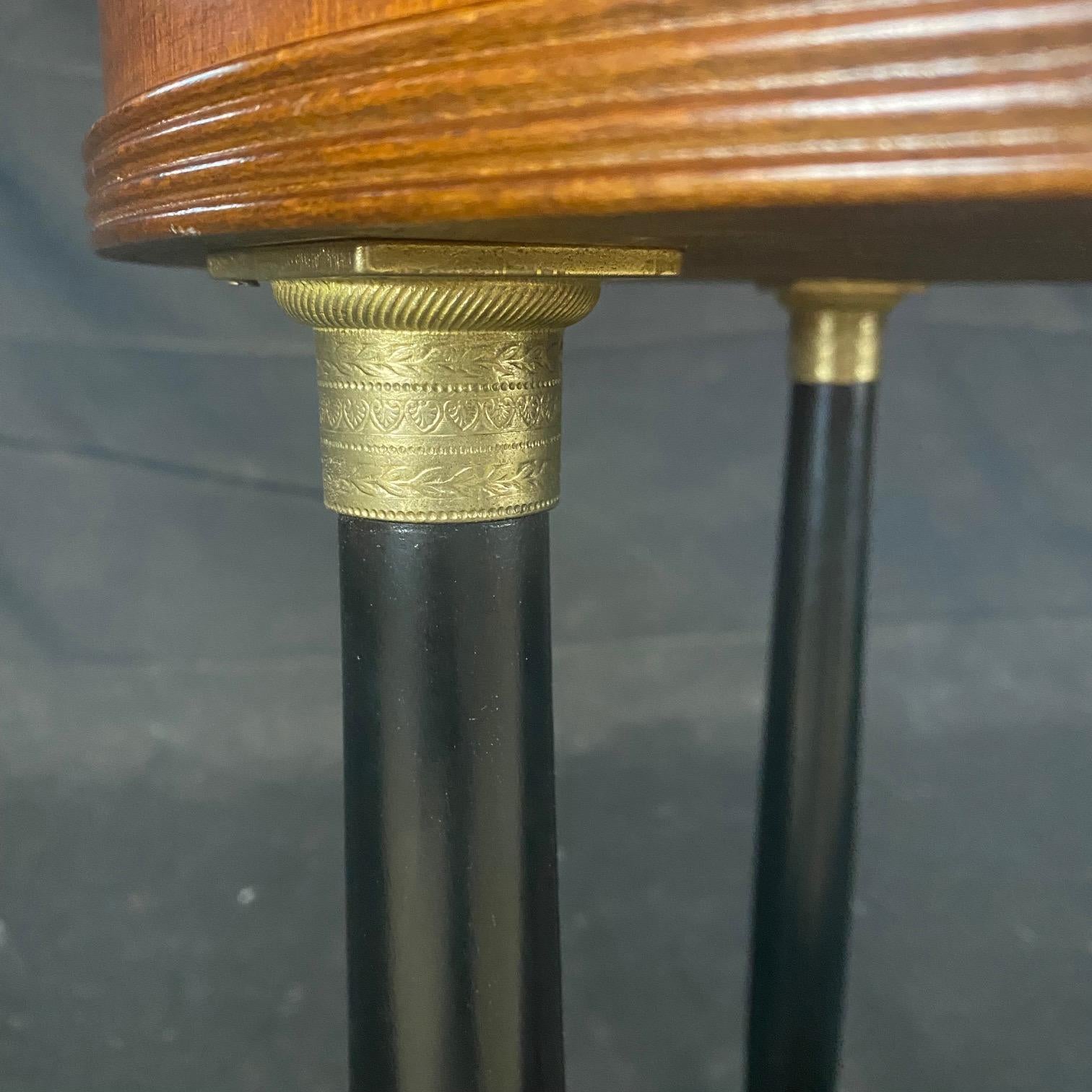 Wunderschöner runder Beistelltisch im französischen Empire-Stil mit bronzemontierten Ebenholzsäulen (amerikanisch) im Angebot