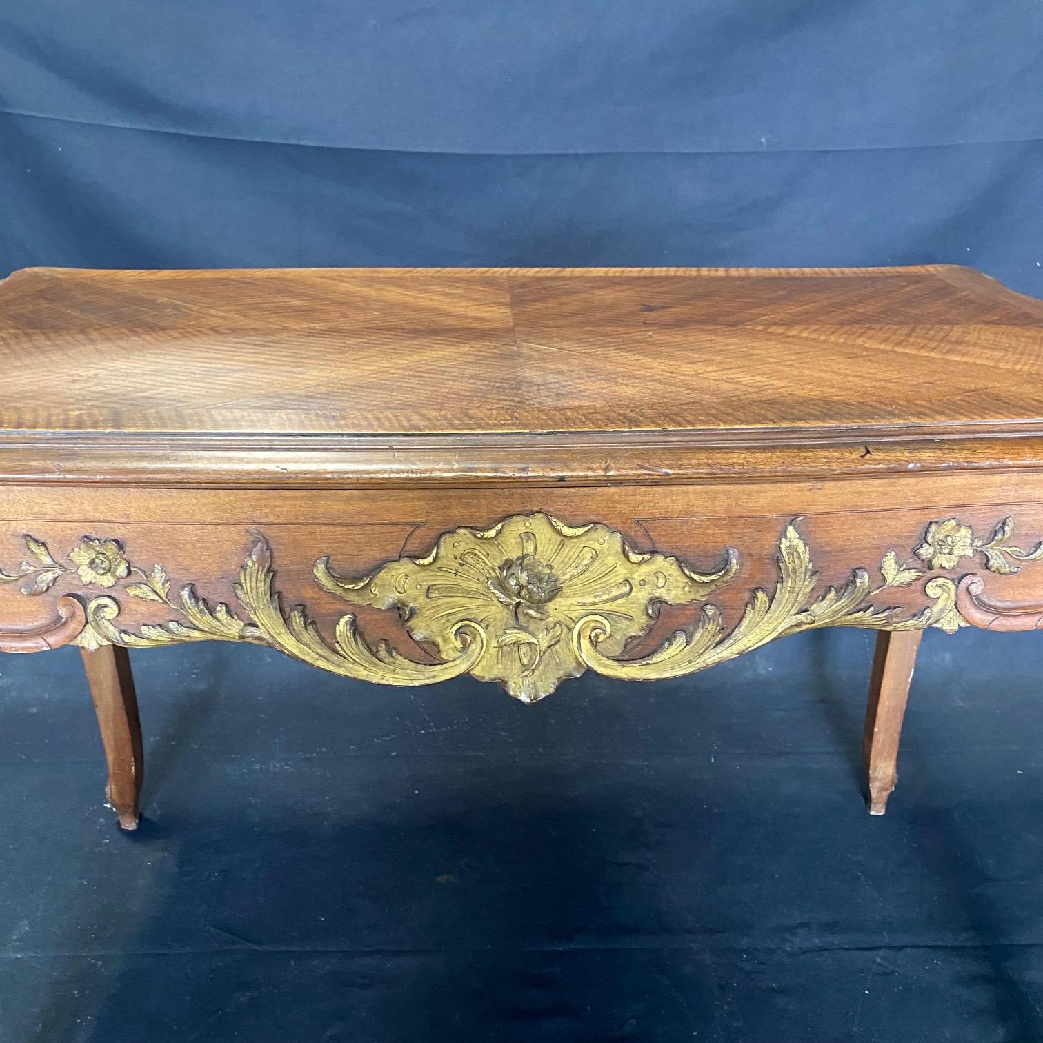  Magnifique table d'appoint ou bureau français Louis XV en noyer sculpté avec dorure à l'or Bon état - En vente à Hopewell, NJ