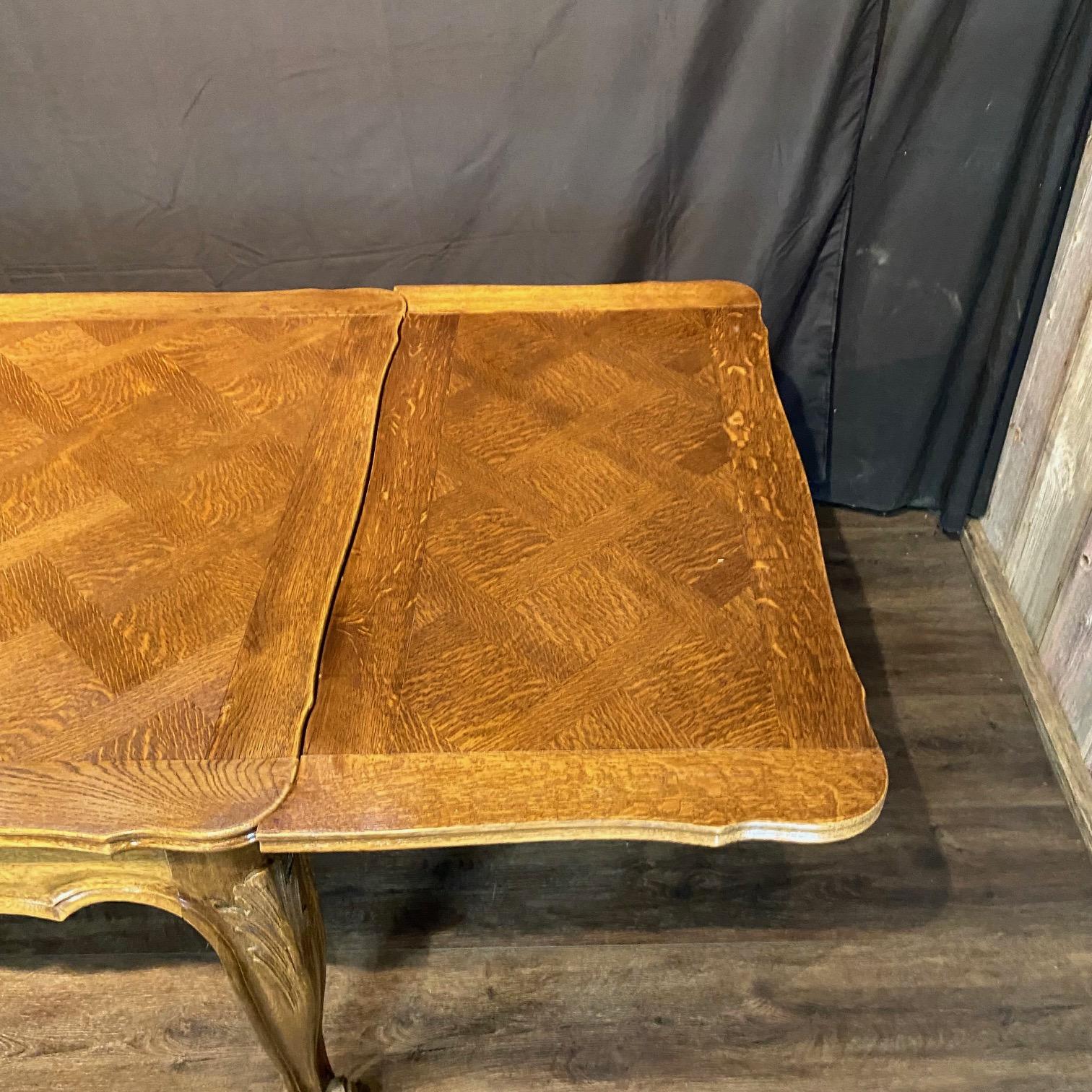 Preciosa Mesa de Comedor Francesa Luis XV de Parquet de Roble con Dos Hojas Extensibles en venta 3