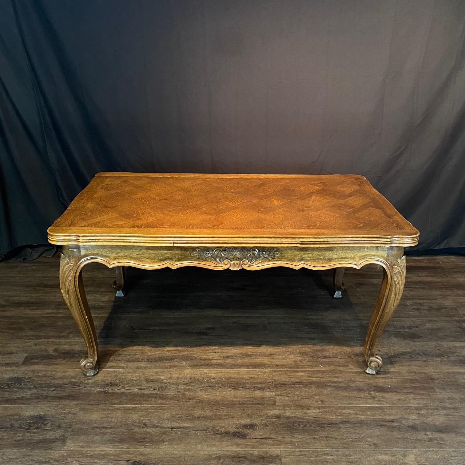 Preciosa Mesa de Comedor Francesa Luis XV de Parquet de Roble con Dos Hojas Extensibles en venta 5