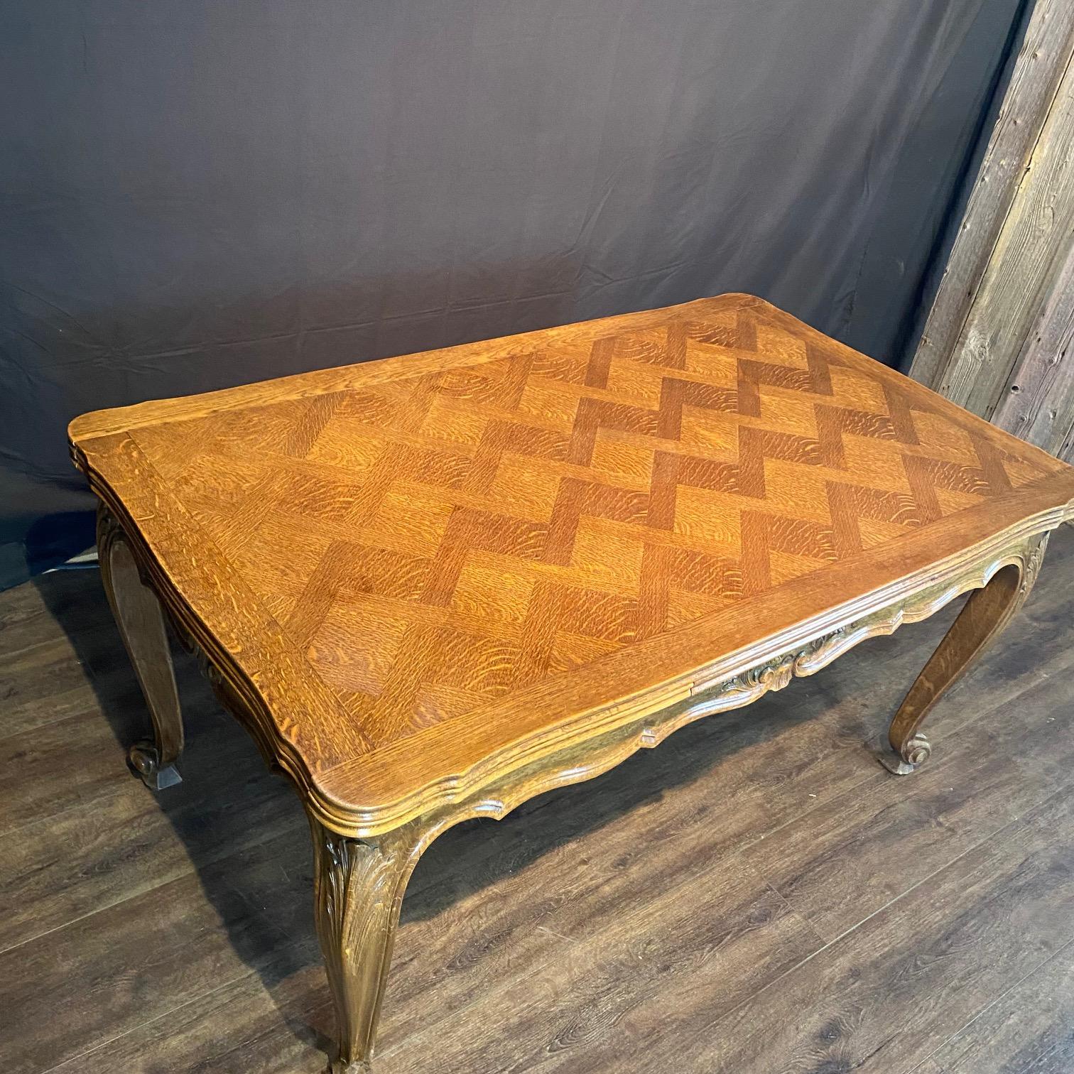 Gran y elegante mesa de comedor de roble de estilo provincial francés, con hojas extraíbles, todo ello en hermosa parquetería y sobre patas cabriolé curvadas y talladas.


Faldón alto 22,5