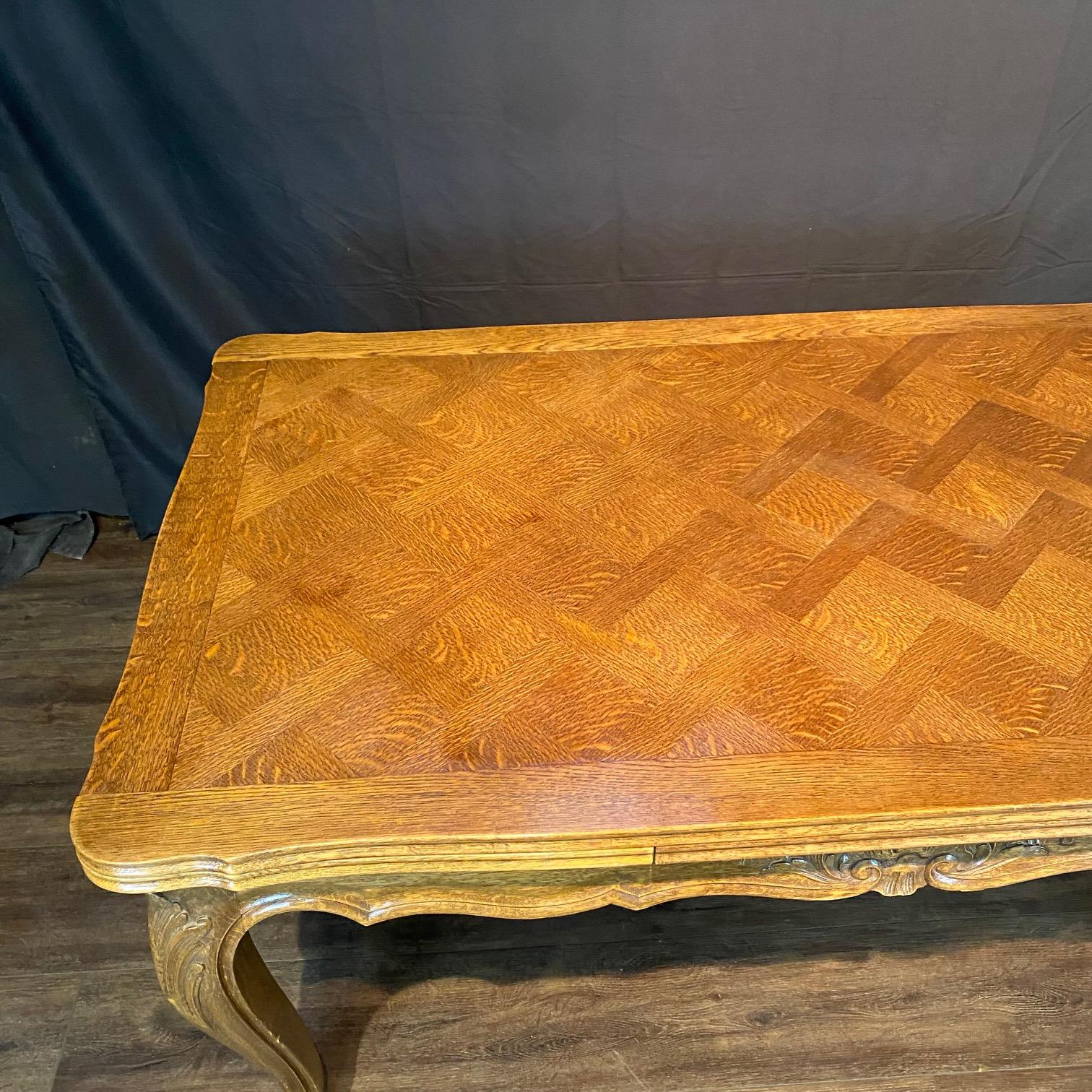 Preciosa Mesa de Comedor Francesa Luis XV de Parquet de Roble con Dos Hojas Extensibles Francés en venta