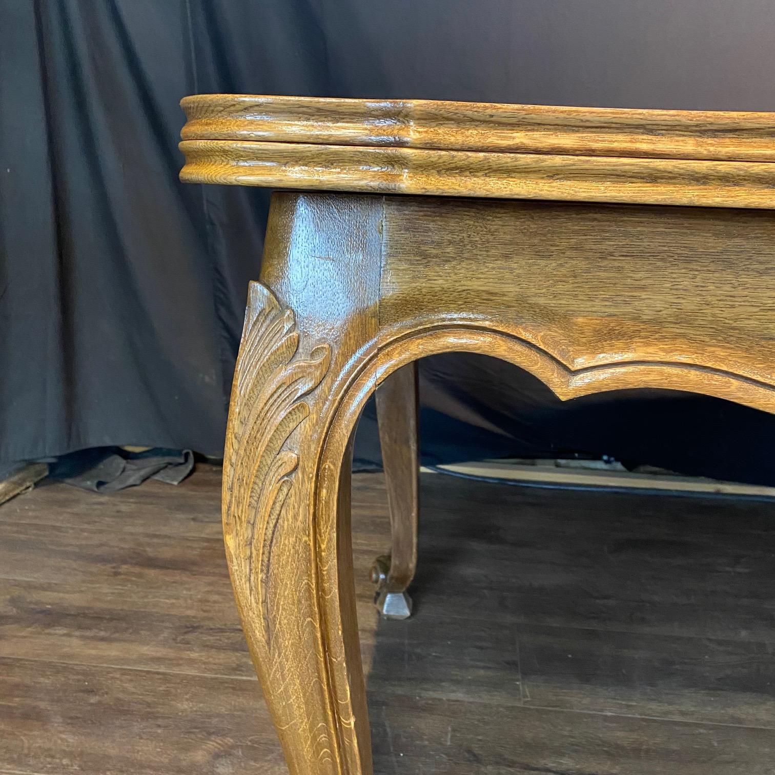 Preciosa Mesa de Comedor Francesa Luis XV de Parquet de Roble con Dos Hojas Extensibles siglo XX en venta