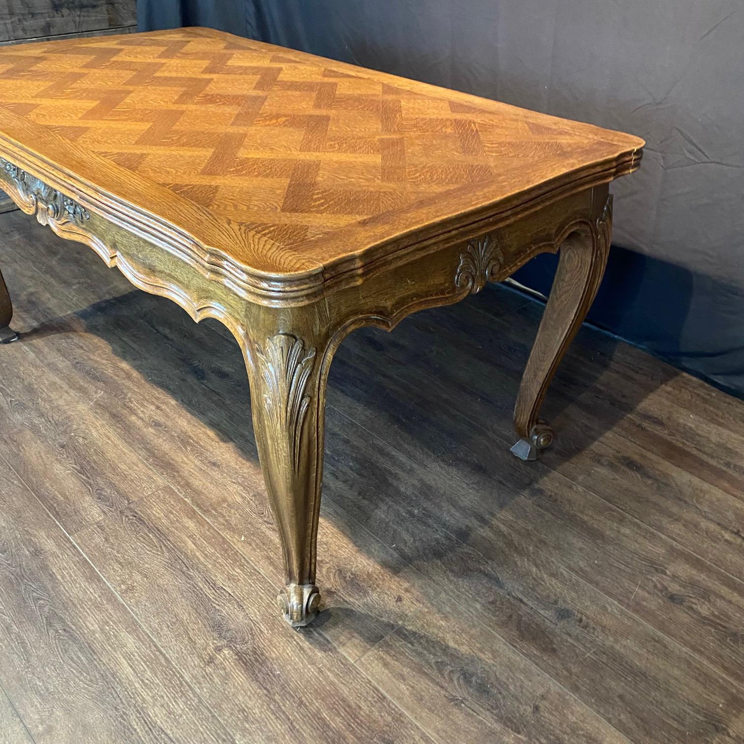Preciosa Mesa de Comedor Francesa Luis XV de Parquet de Roble con Dos Hojas Extensibles en venta 1