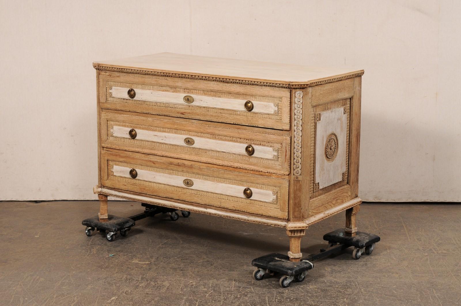 Splendida commode francese in stile neoclassico con fantastici intagli, metà del XIX secolo. in vendita 4