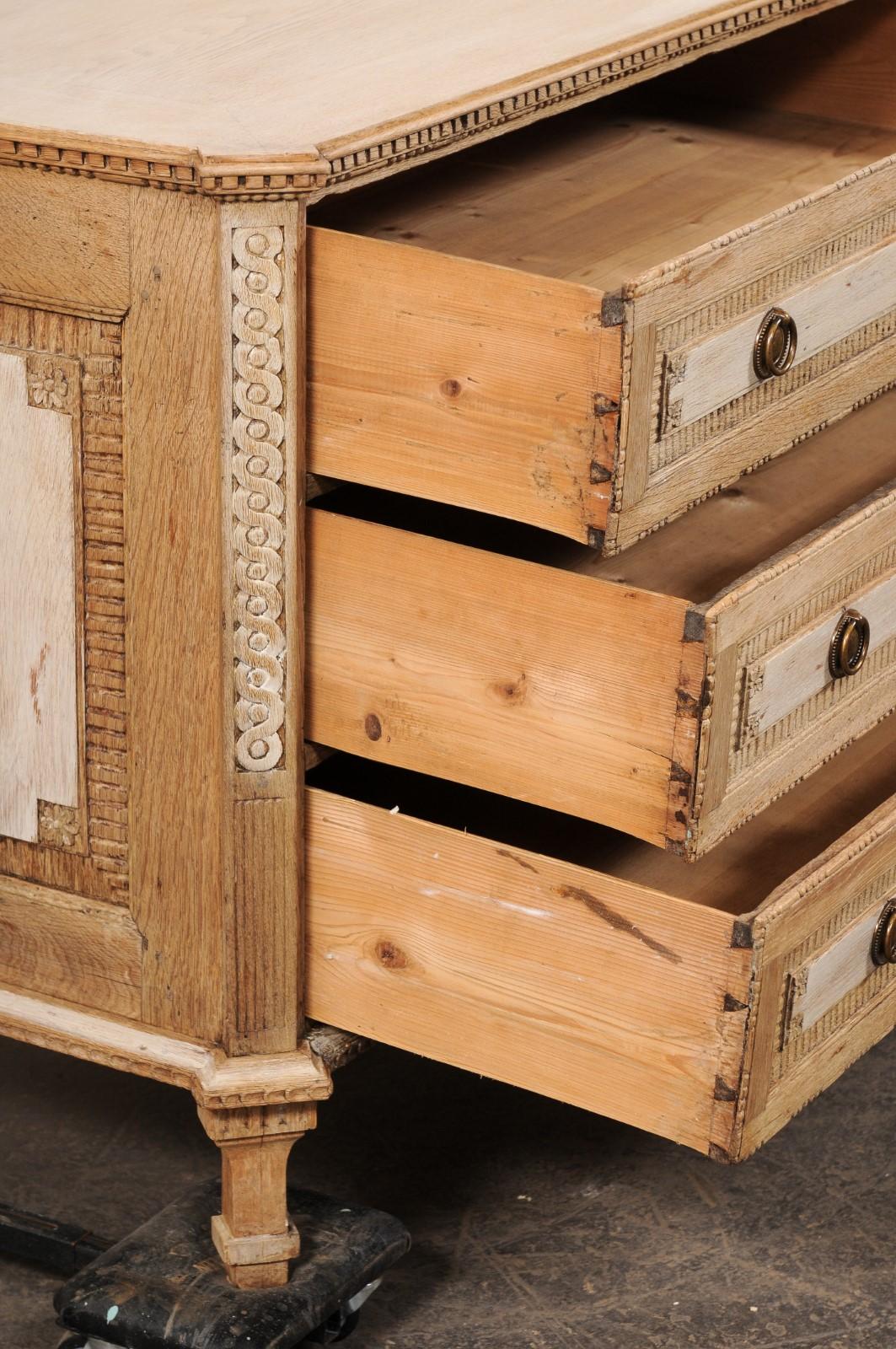 Neoclassico Splendida commode francese in stile neoclassico con fantastici intagli, metà del XIX secolo. in vendita