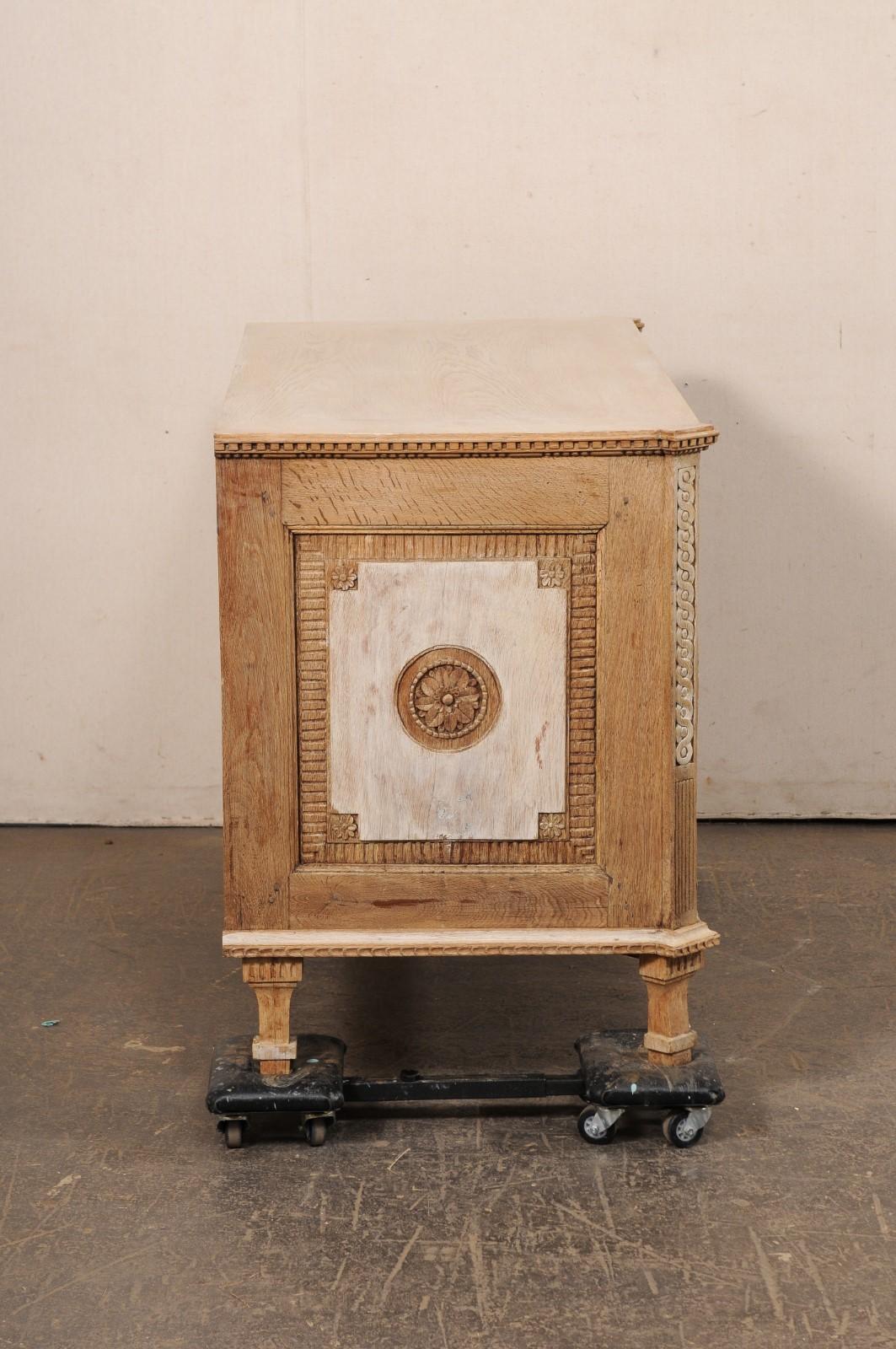Splendida commode francese in stile neoclassico con fantastici intagli, metà del XIX secolo. In condizioni buone in vendita a Atlanta, GA