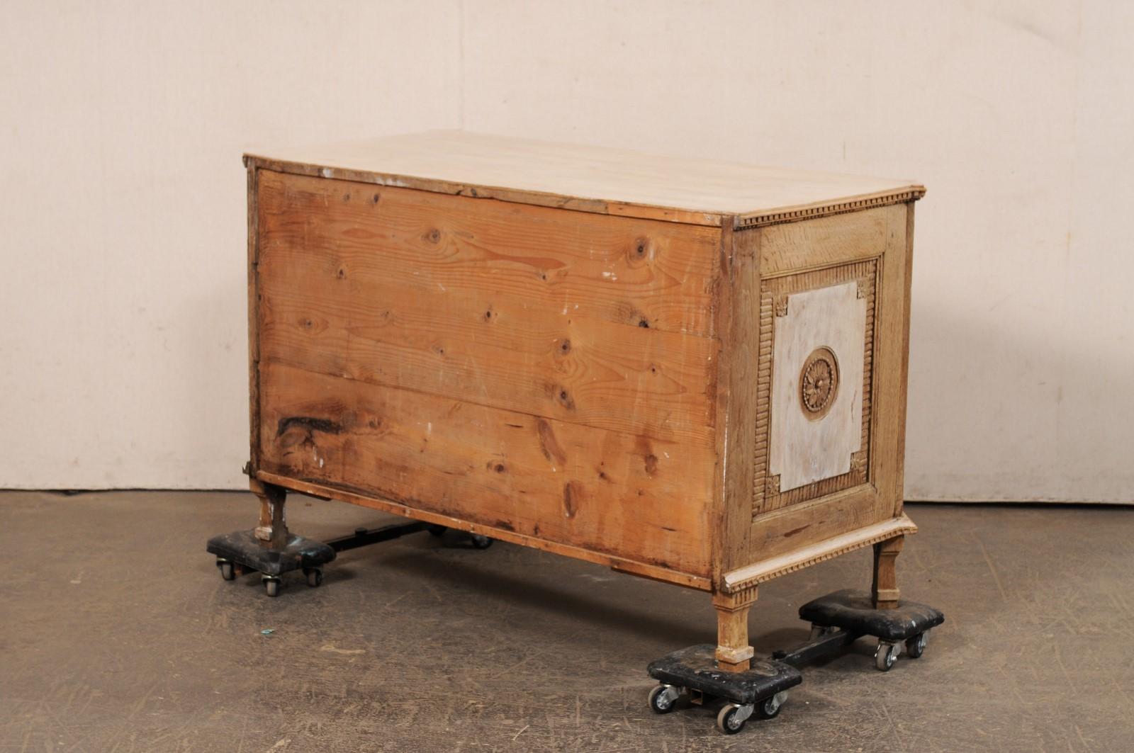Legno Splendida commode francese in stile neoclassico con fantastici intagli, metà del XIX secolo. in vendita