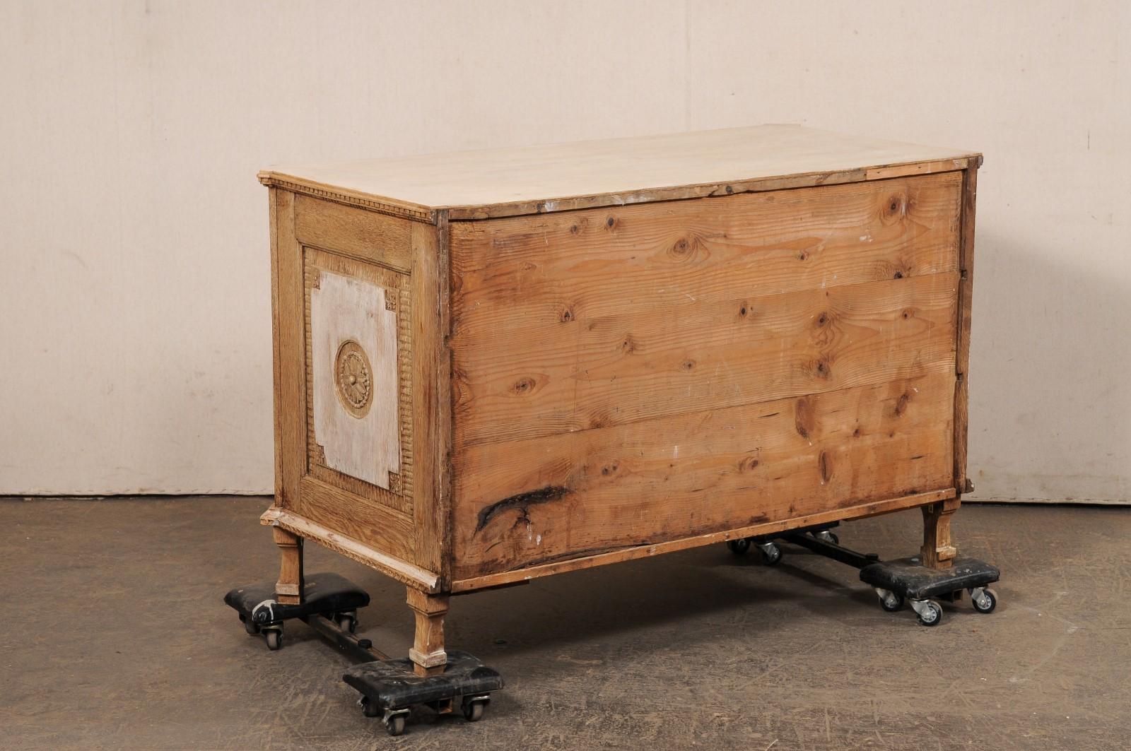 Splendida commode francese in stile neoclassico con fantastici intagli, metà del XIX secolo. in vendita 2