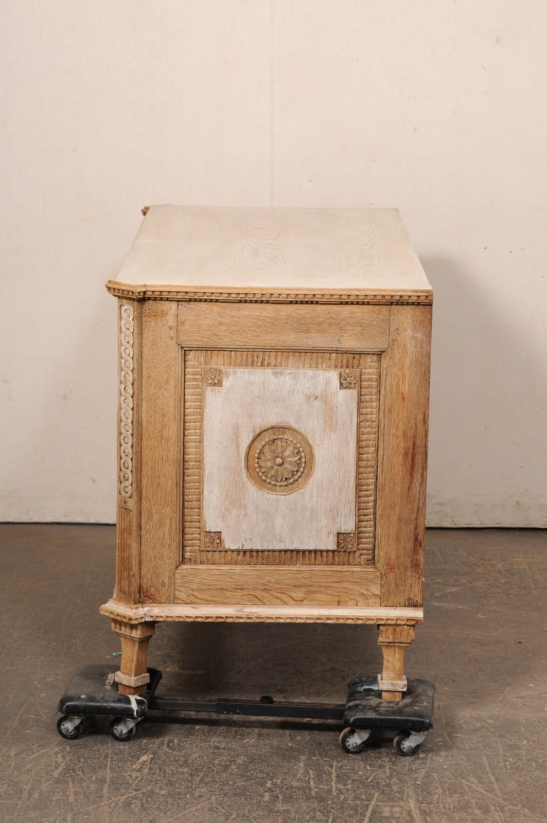 Splendida commode francese in stile neoclassico con fantastici intagli, metà del XIX secolo. in vendita 3