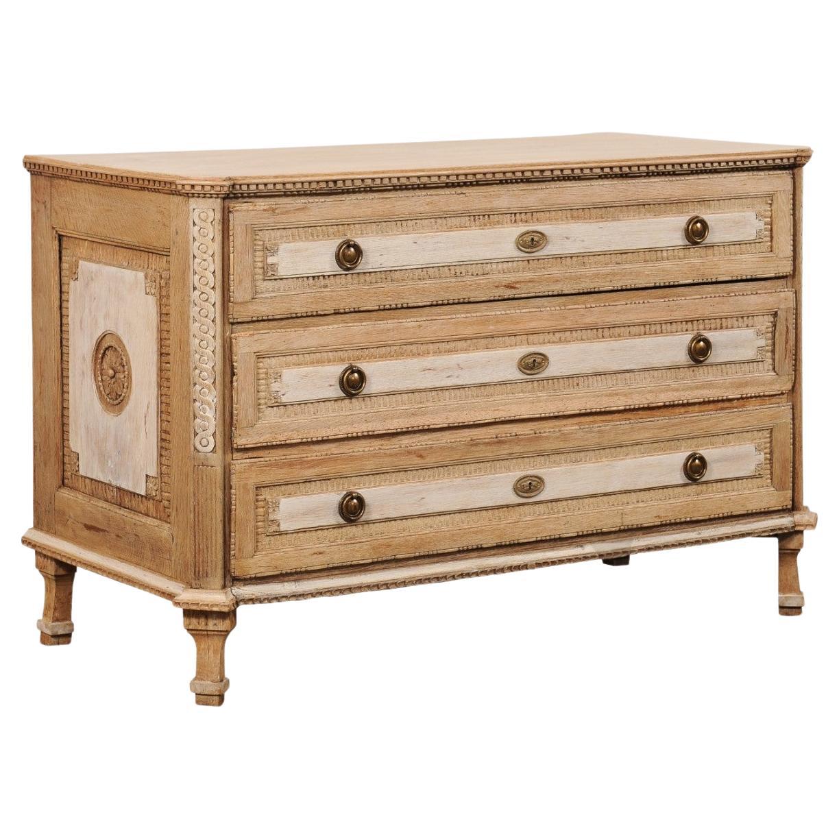 Splendida commode francese in stile neoclassico con fantastici intagli, metà del XIX secolo. in vendita