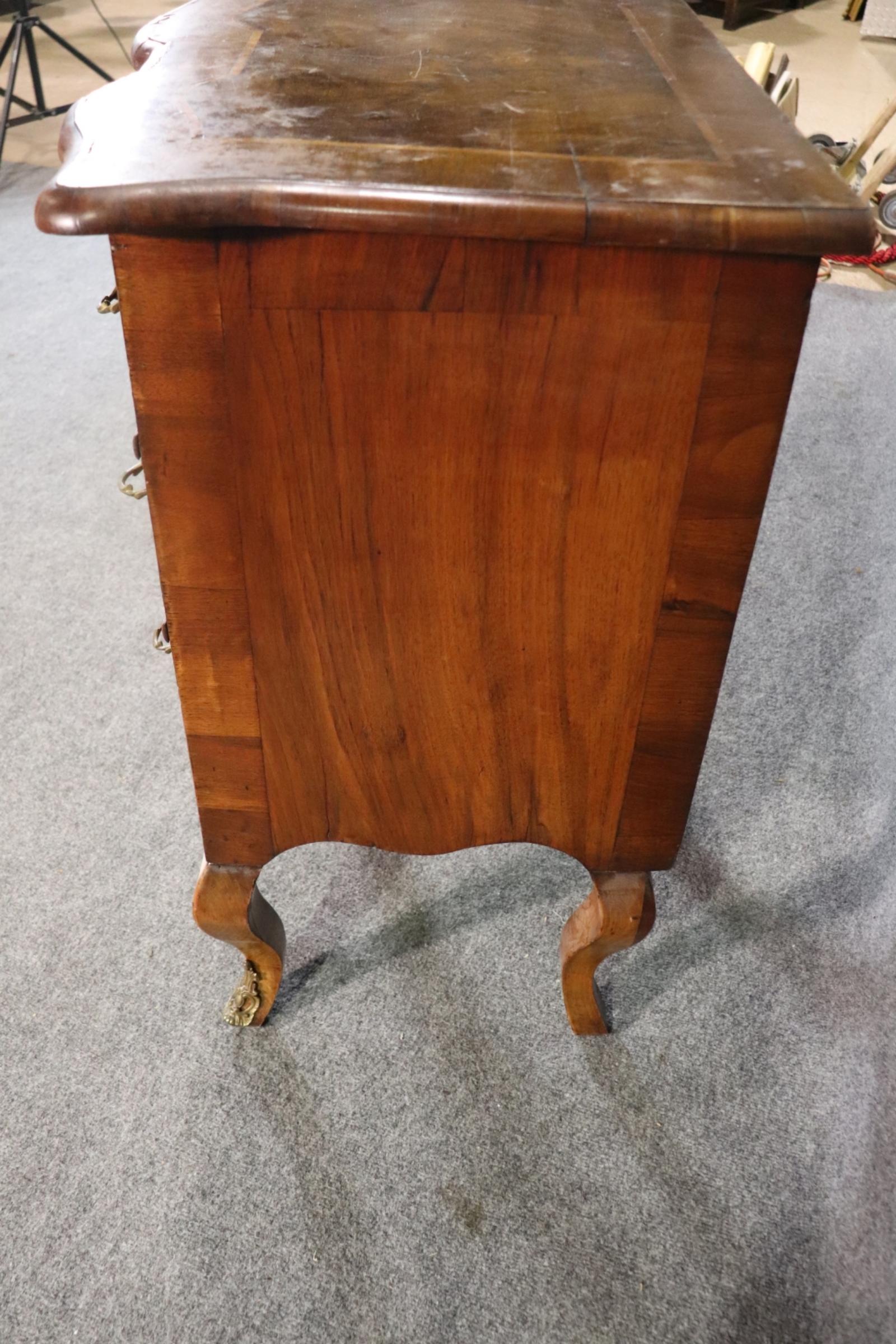 Splendido comodino francese in noce intagliato e montato in bronzo Luigi XV in vendita 4