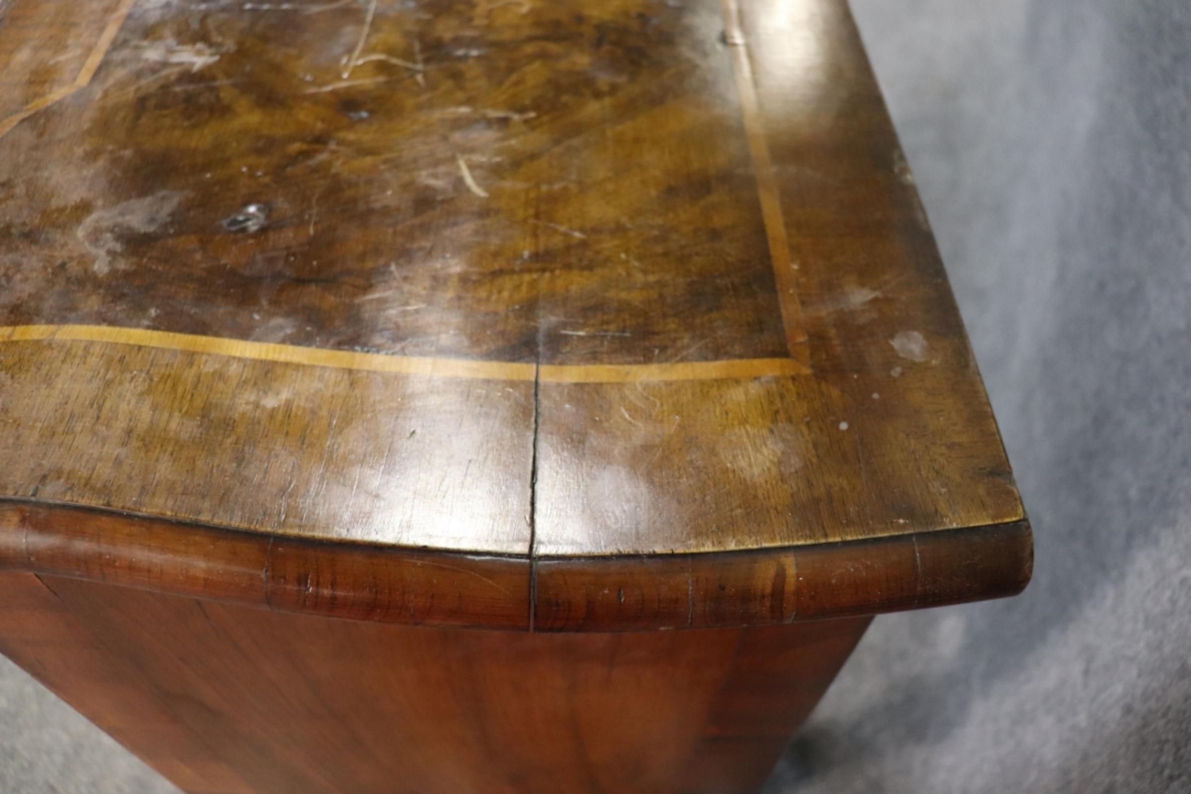 Splendido comodino francese in noce intagliato e montato in bronzo Luigi XV in vendita 5