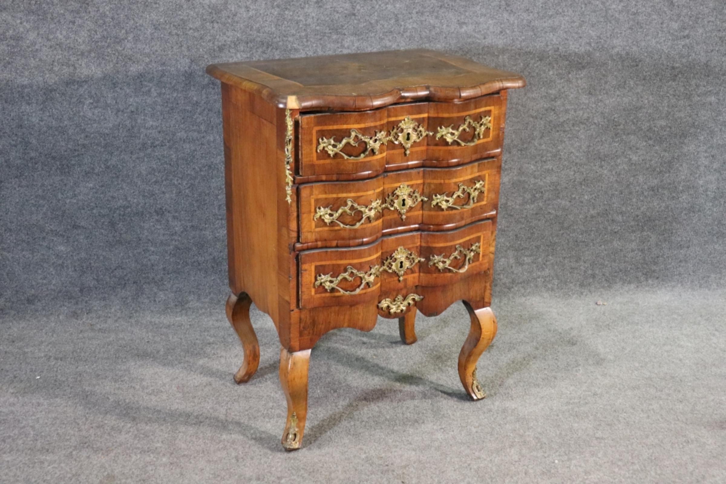 Splendido comodino francese in noce intagliato e montato in bronzo Luigi XV in vendita 6