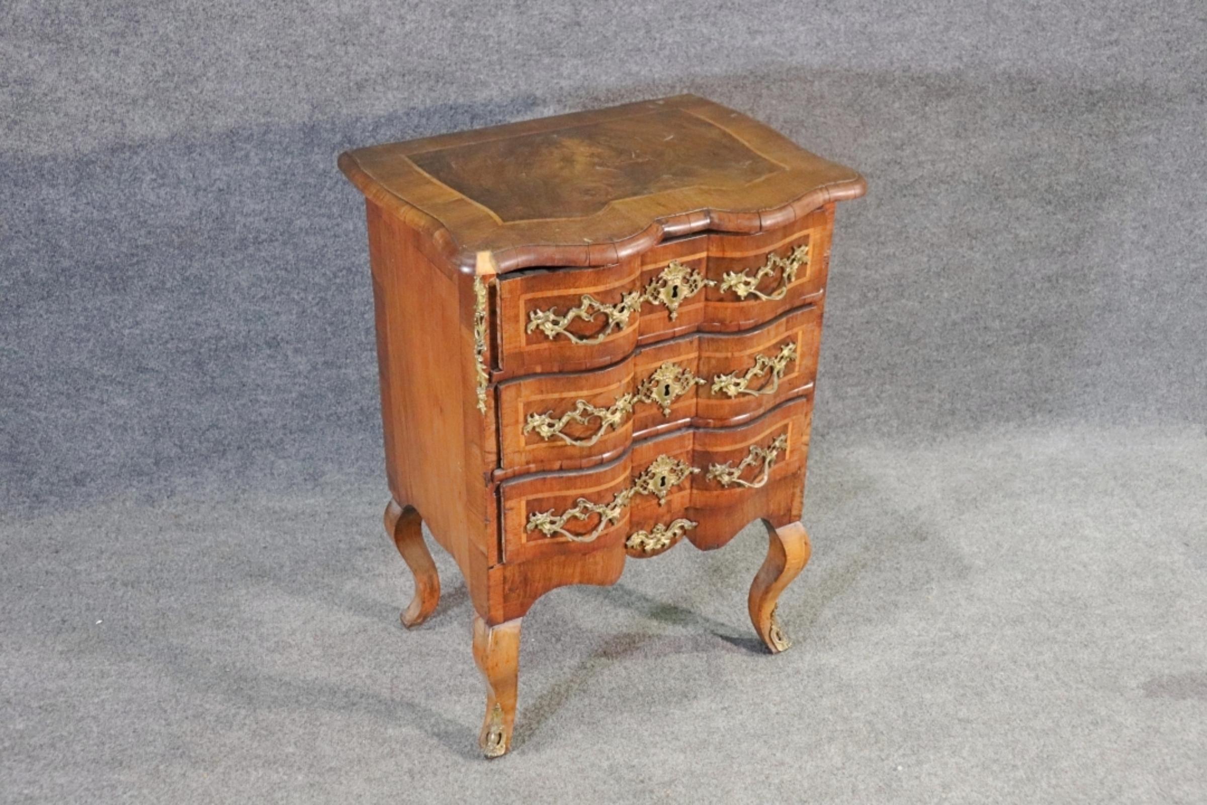 Commode francese a 3 cassetti in stile Luigi XV. 3 cassetti a coda di rondine. Ferramenta e supporti in ottone.

Dimensioni: 33 1/8