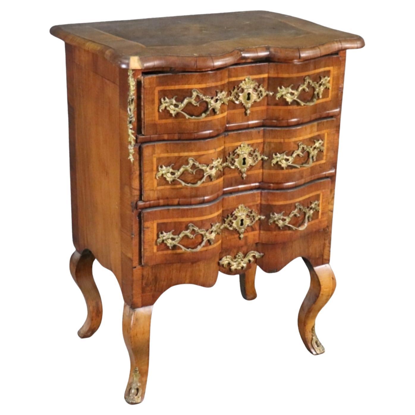 Splendido comodino francese in noce intagliato e montato in bronzo Luigi XV in vendita