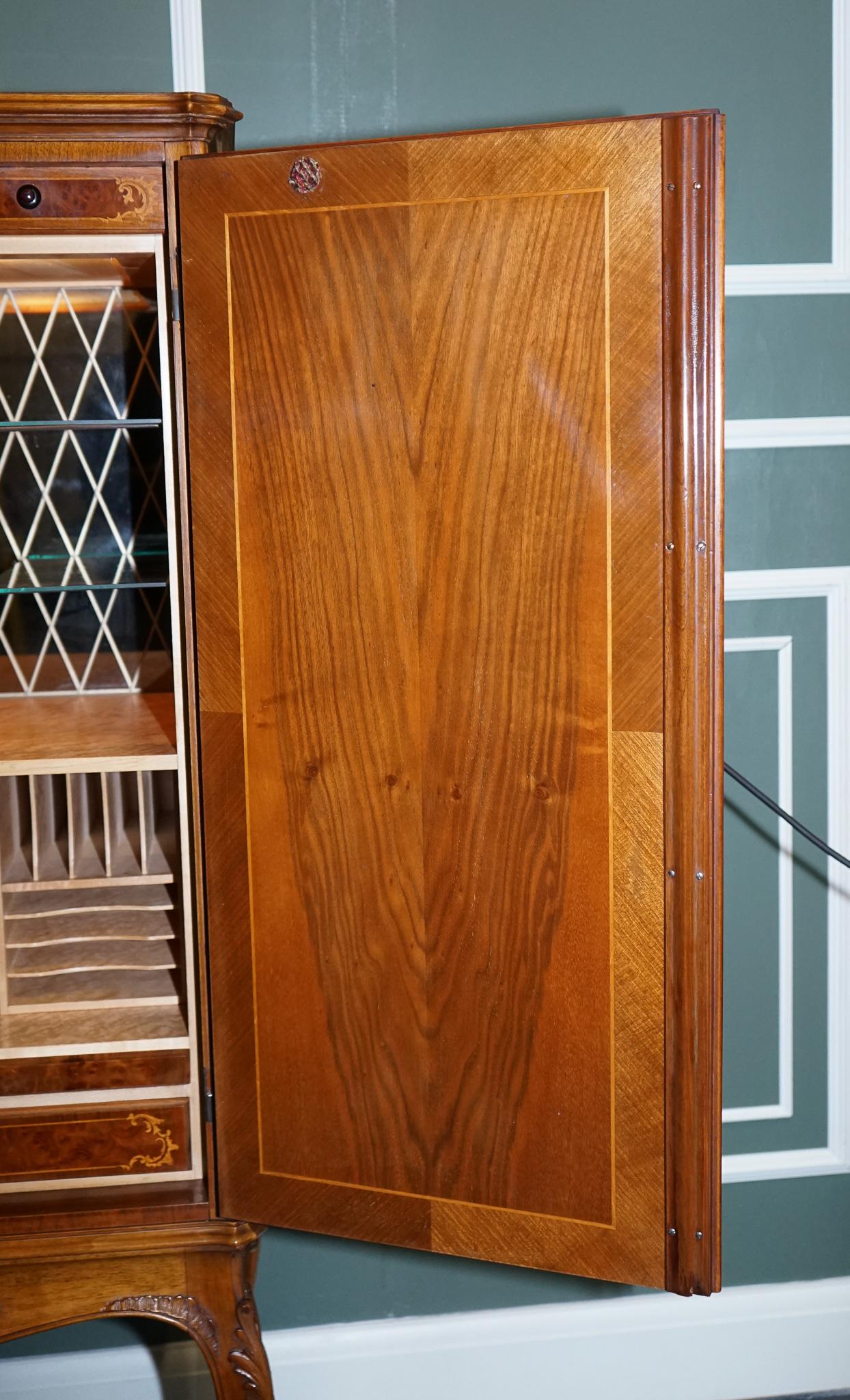 Splendida credenza da bar in noce francese con intarsio per bevande in vendita 5