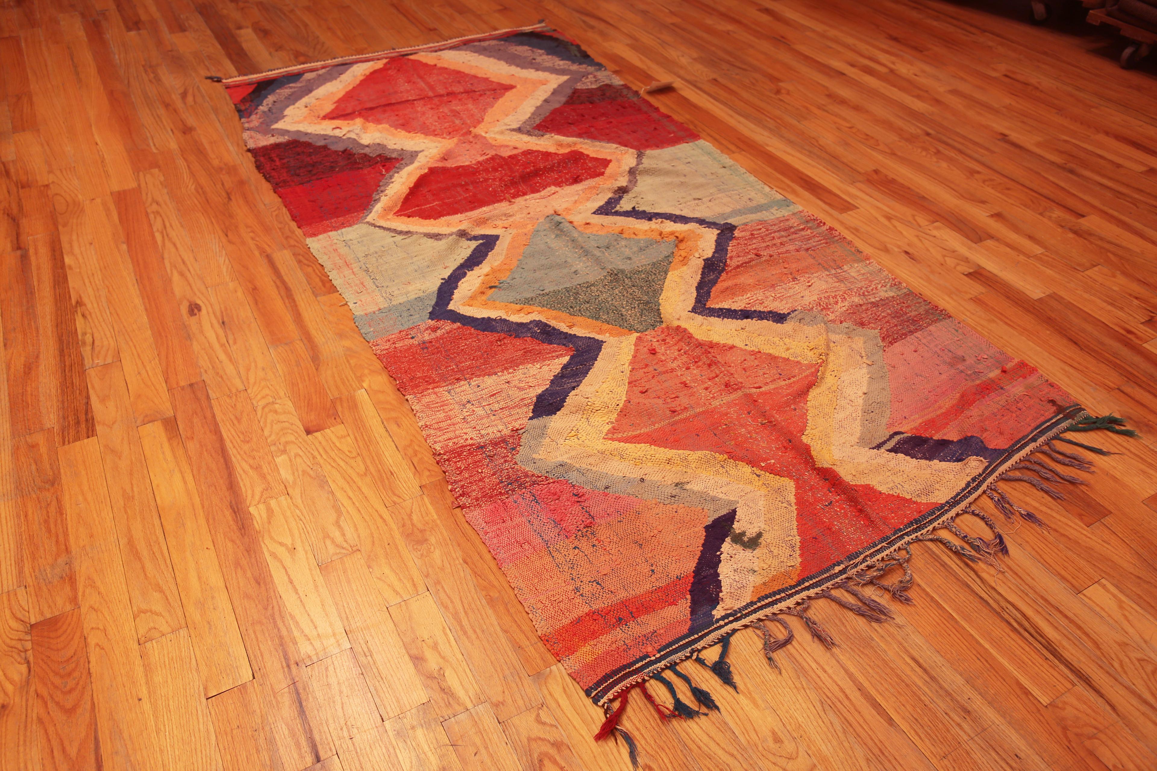 Gorgeous Gallery Size Artistic Vintage Moroccan Kilim, Pays d'origine : Maroc, Circa date : Vintage