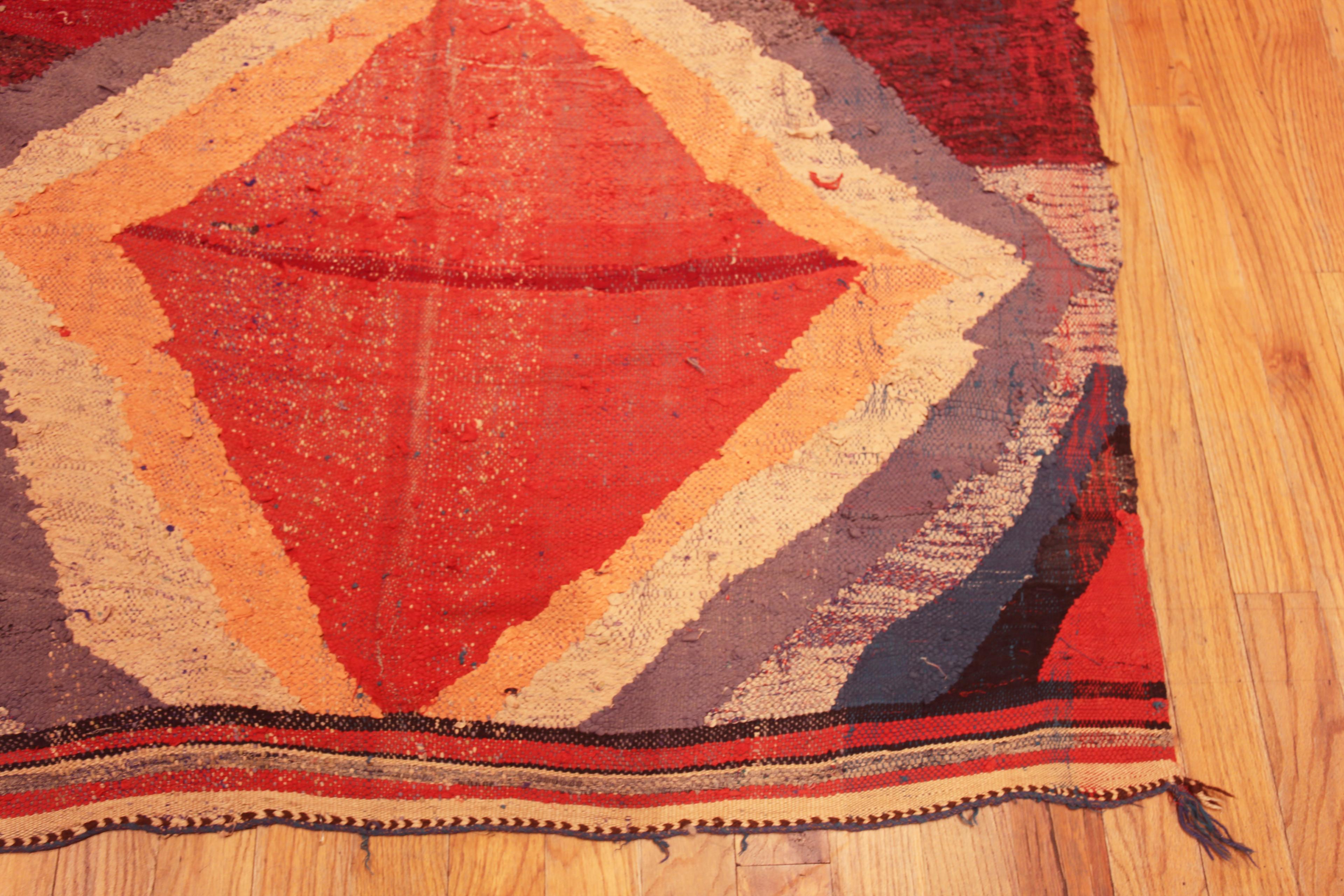 20ième siècle Magnifique Kilim marocain vintage artistique de 4'9