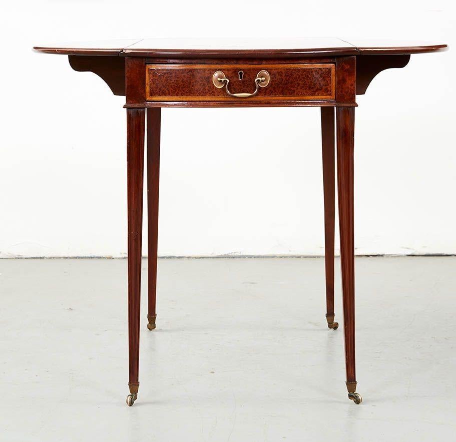 Wunderschöner George III. Wurzelholz-Pembroke-Tisch aus Eibenholz (Spätes 18. Jahrhundert) im Angebot