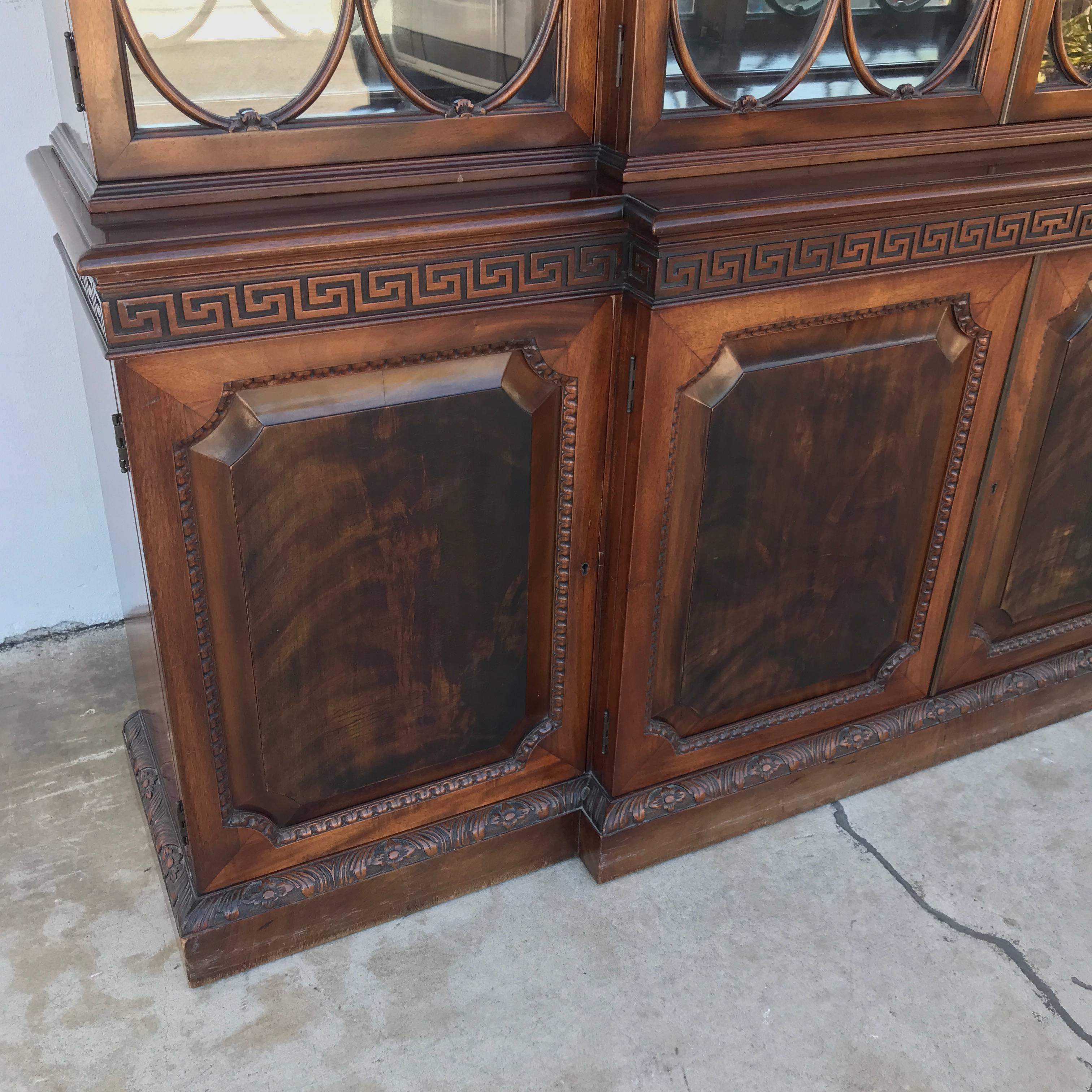 Gorgeous Georgian Style Mahogany Breakfront In Good Condition In West Palm Beach, FL