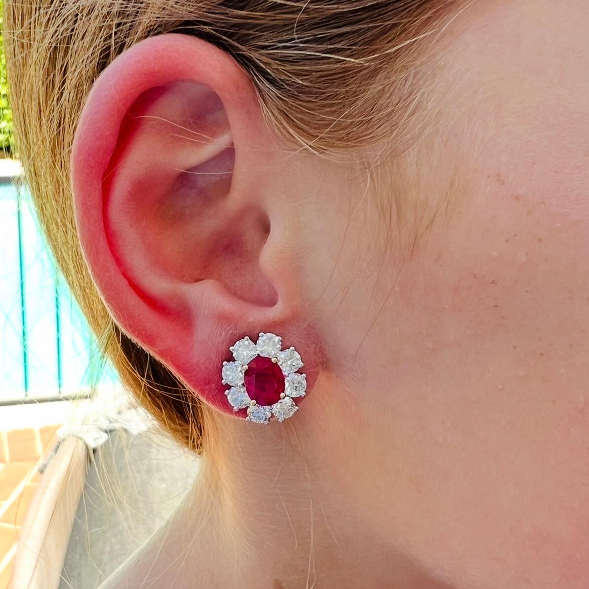 Taille ovale Magnifiques boucles d'oreilles GIA en sang de pigeon de Birmanie avec rubis et diamants en vente