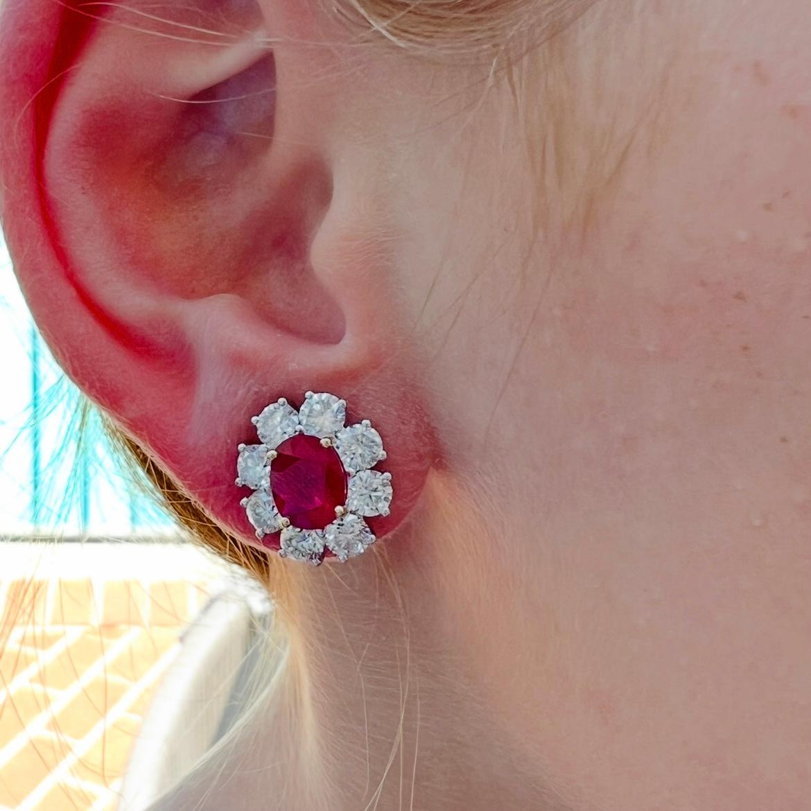 Magnifiques boucles d'oreilles GIA en sang de pigeon de Birmanie avec rubis et diamants Pour femmes en vente