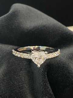 Wunderschöner, GIA-zertifizierter Pavé-Ring aus 18-karätigem Weißgold mit einem 1-Karat-Diamanten im Herzschliff (D, VVS1)