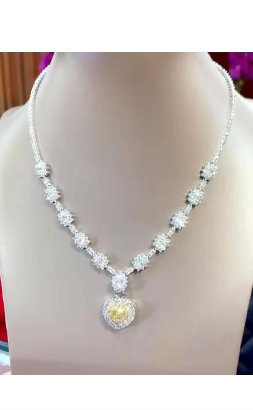 Un design exclusif de fleurs pour ce collier en or 18k avec un diamant naturel de couleur naturelle jaune brunâtre taillé en cœur certifié par le GIA de 2,01 carats, pureté S1I, et des diamants de qualité supérieure de 1,53 carats, F/VS.
Fabriqué à