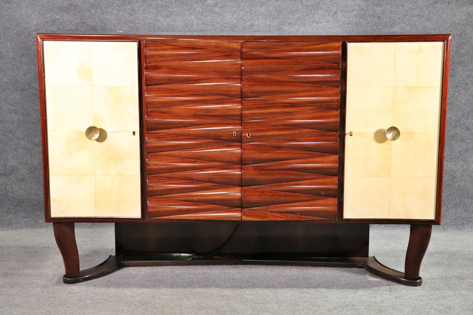 Holz. Pergament. 4 Türen. Metallbeschläge. 53 3/8