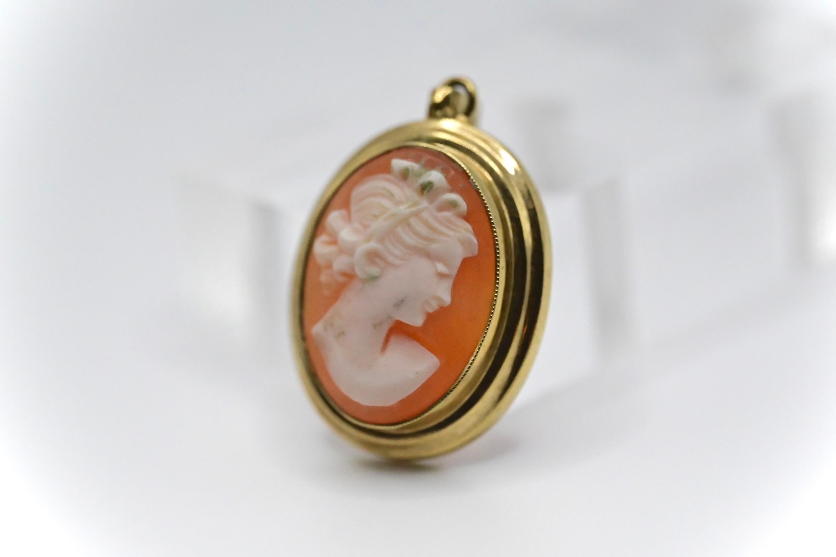 Gorgeous Gold Cameo Necklace Pendant In Good Condition In Media, PA