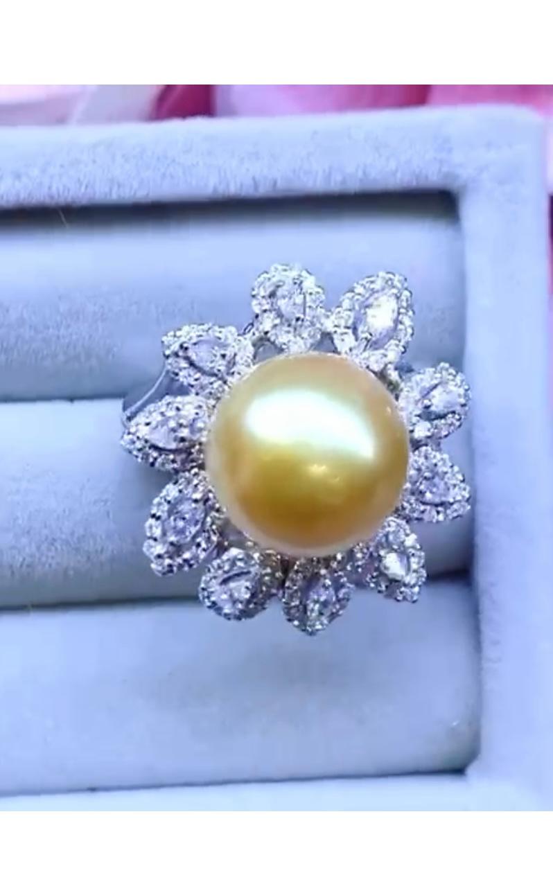 From flowers collection design, an exclusive ring in 18k gold with a natural and untreated golden south sea pearl of 13mm , excellent quality, and special cut diamonds of 1,03 carats,F/VS.
Very hard and refined piece.
Handcrafted by artisan